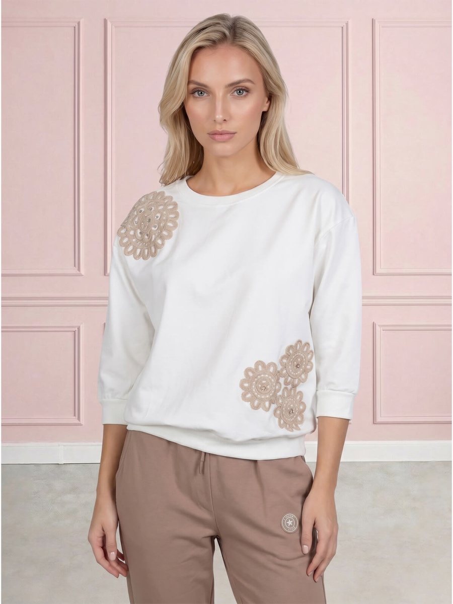 Bluza dresowa damska gipiurowymi kwiatami dżetami, rękaw 34 Śmietankowa - W260691 (4).jpg