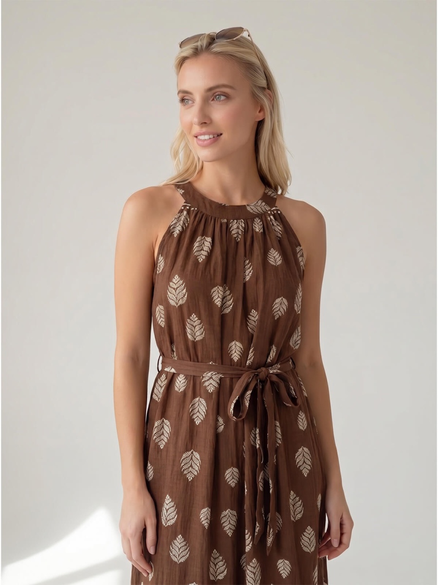 Letnia sukienka maxi wiązana na szyi Pink Fashion - Brązowa W261331 (7).jpg