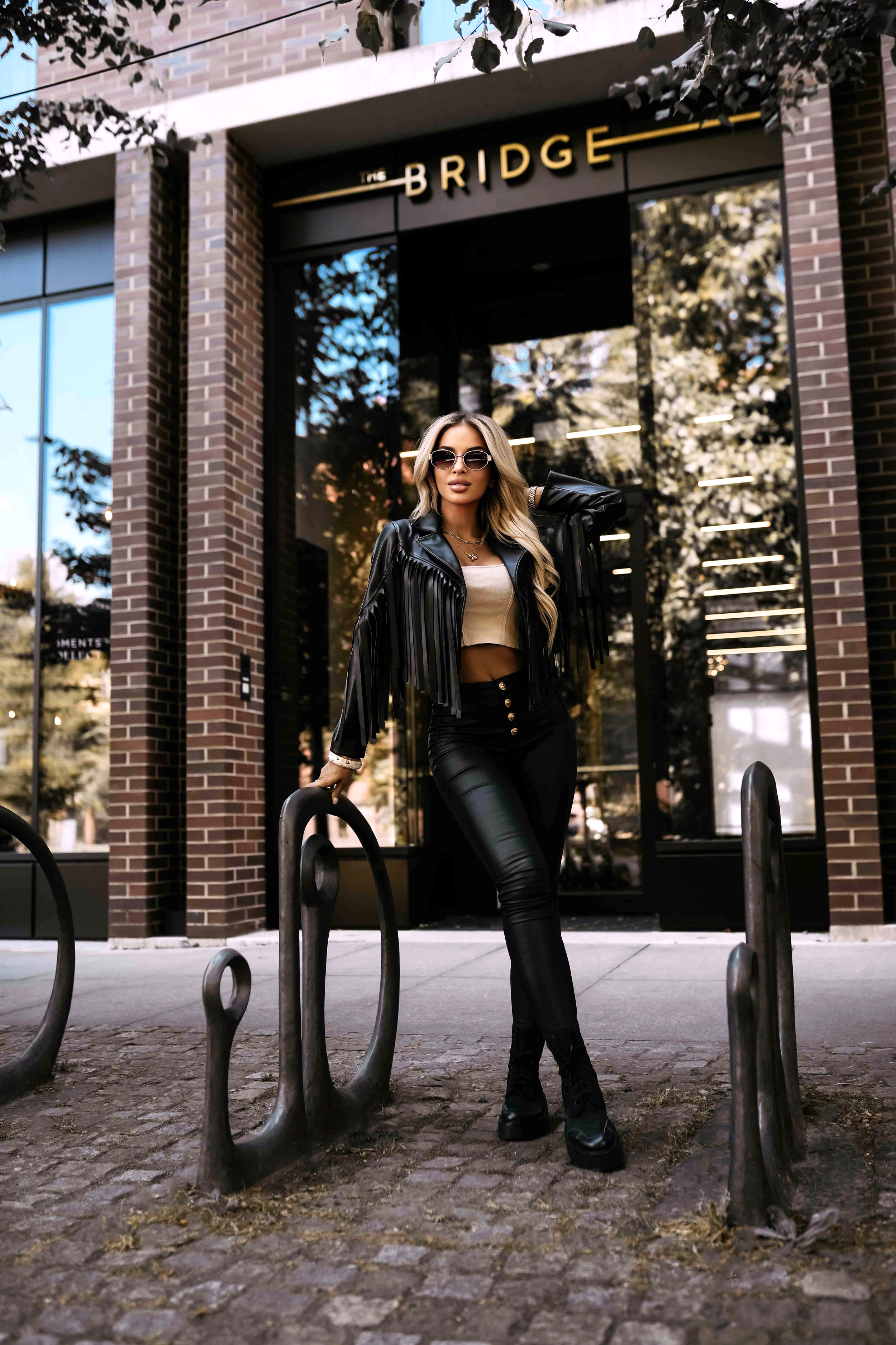 67758624-3 Krótka ramoneska z frędzlami z miękkiej eco skóry - czarna-4