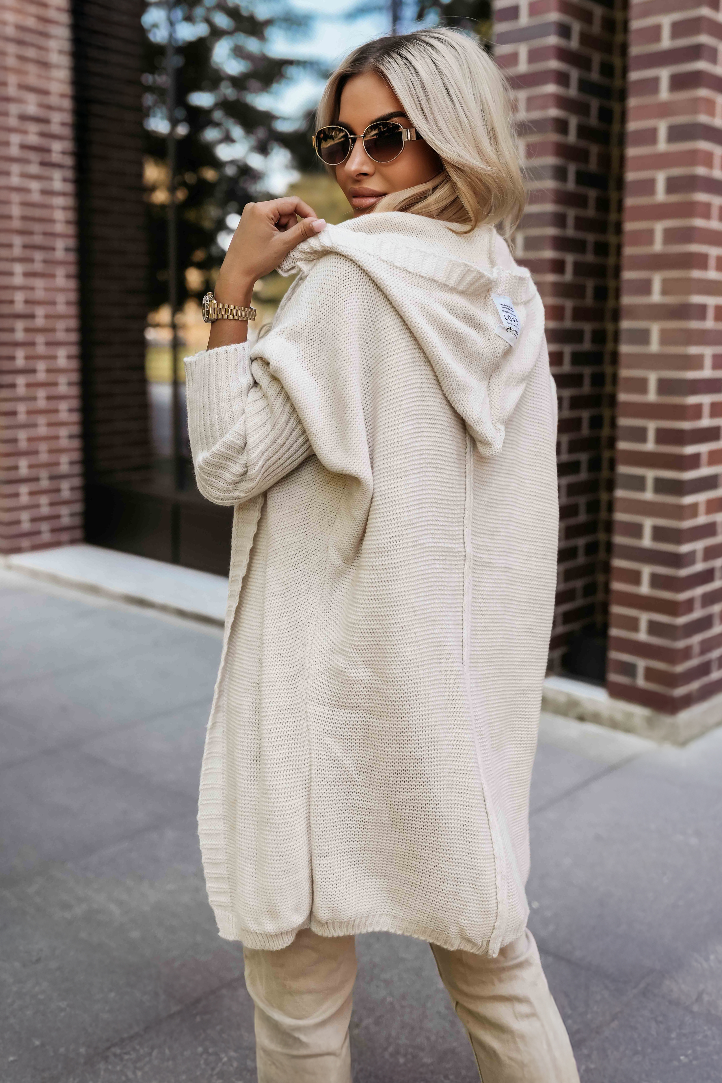 67761629-1 Wygodny kardigan oversize z kapturem i stylową naszywką - beżowy-3