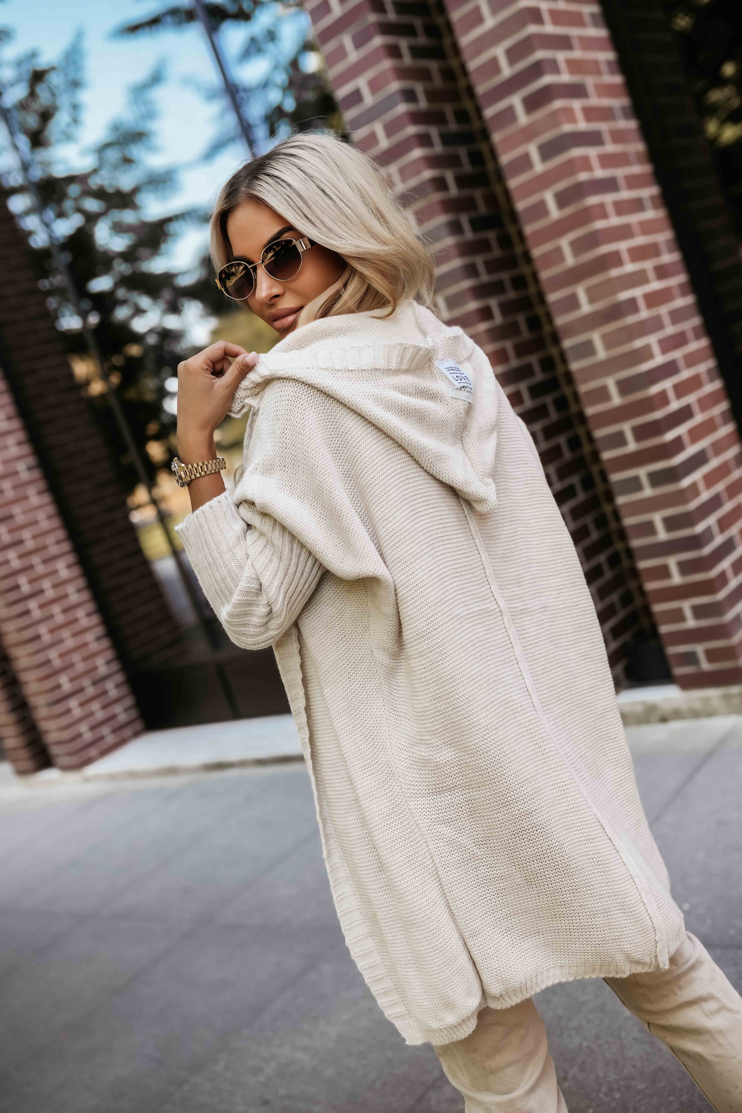 67761629-1 Wygodny kardigan oversize z kapturem i stylową naszywką - beżowy-6