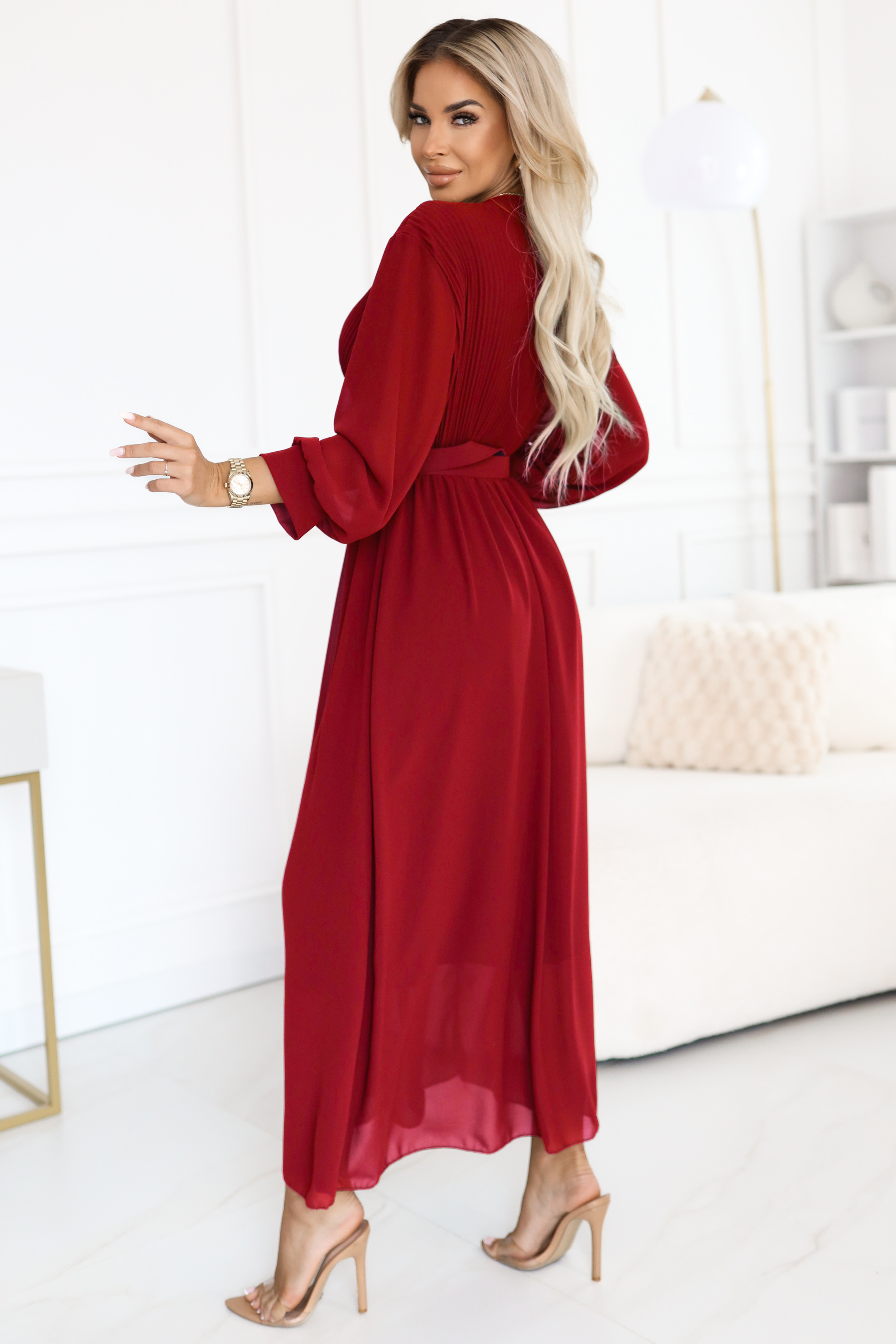 67905639-1 Elegancka plisowana sukienka maxi z paskiem i kopertowym dekoltem - bordowa-3