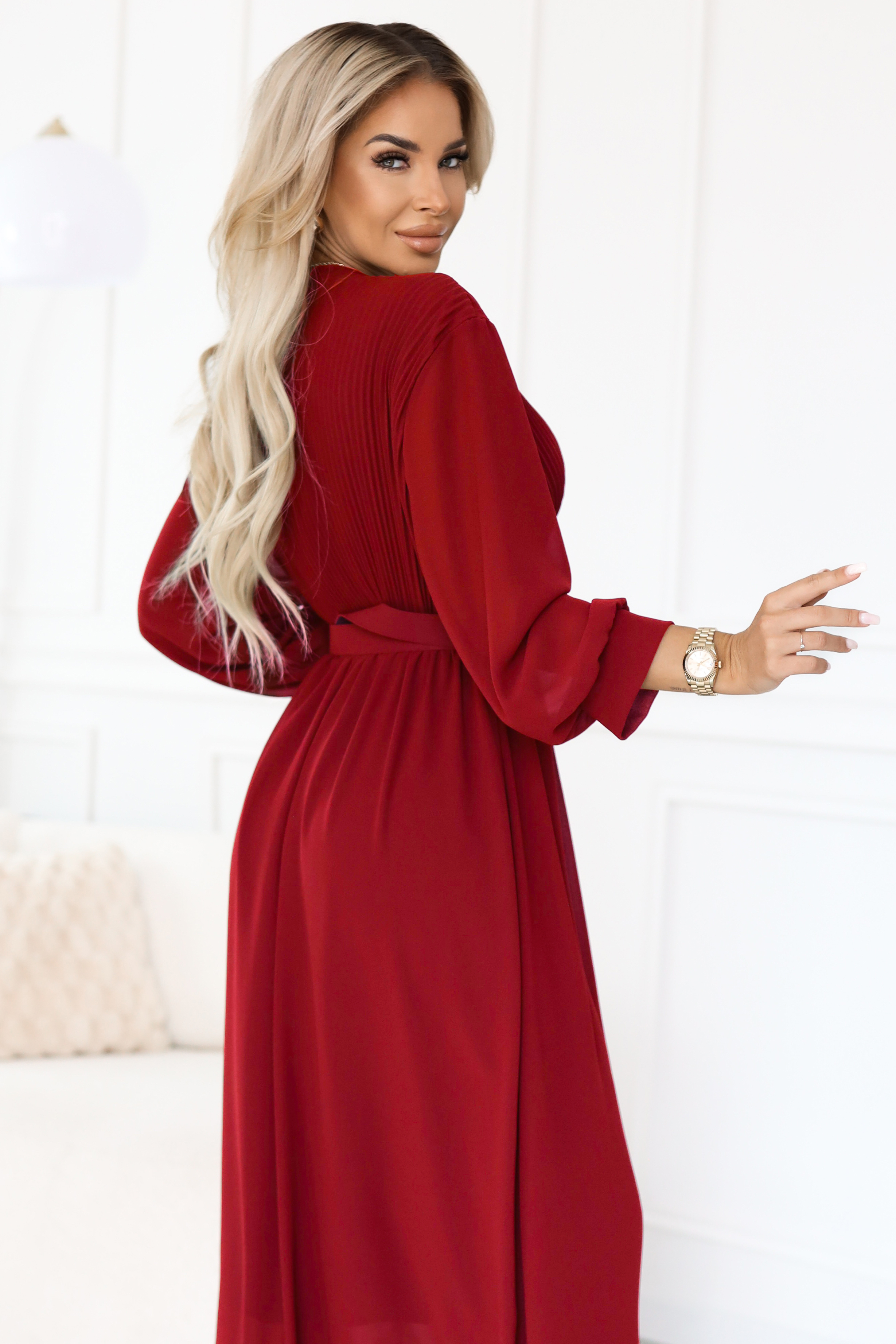 67905639-1 Elegancka plisowana sukienka maxi z paskiem i kopertowym dekoltem - bordowa-6