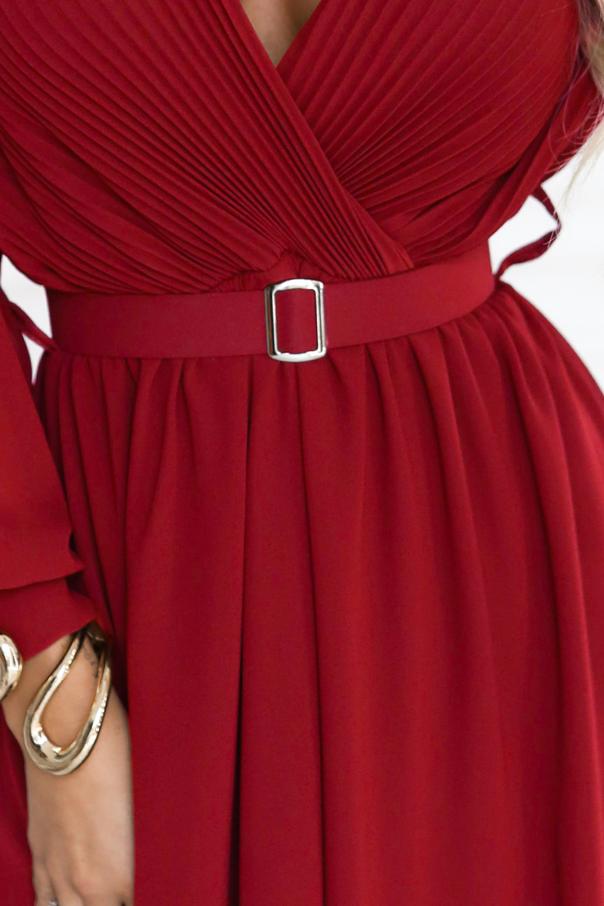67905639-1 Elegancka plisowana sukienka maxi z paskiem i kopertowym dekoltem - bordowa-7