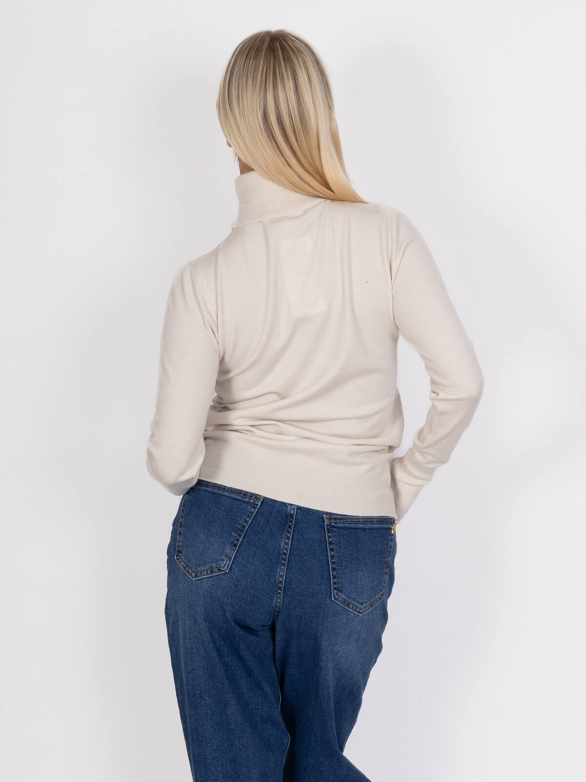 Obcisły sweter golf damski długi rękaw Jasno beżowy - J252028 (7).jpg