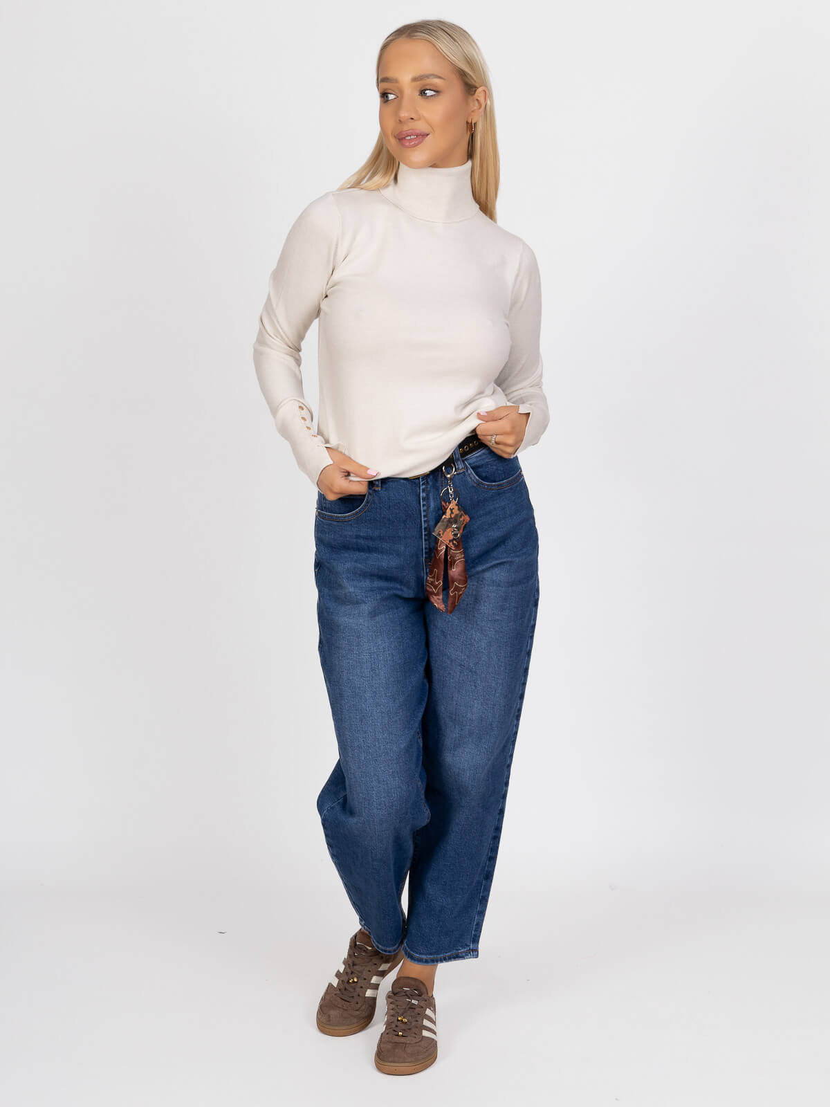 Obcisły sweter golf damski długi rękaw Jasno beżowy - J252028 (11).jpg