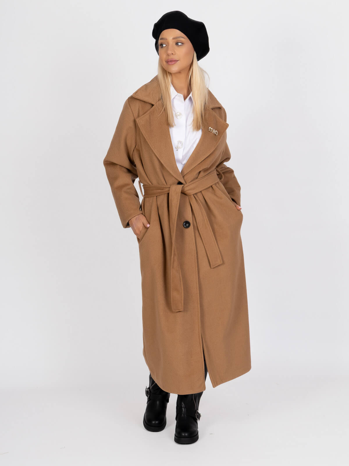 Długi płaszcz damski z paskiem zapinany na guzik flauszowy Camel - J252213 (1).jpg