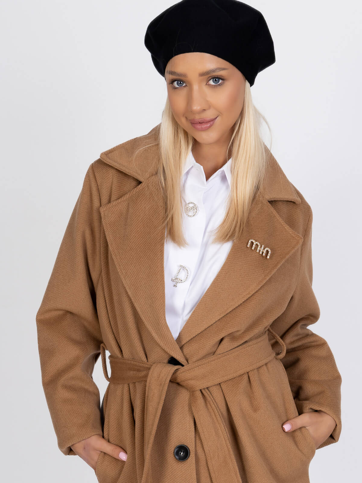 Długi płaszcz damski z paskiem zapinany na guzik flauszowy Camel - J252213 (2).jpg