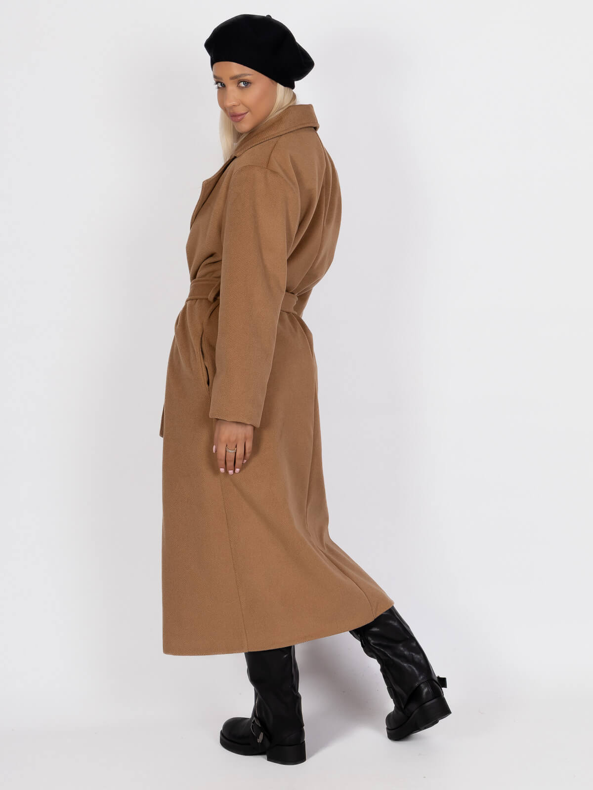Długi płaszcz damski z paskiem zapinany na guzik flauszowy Camel - J252213 (6).jpg