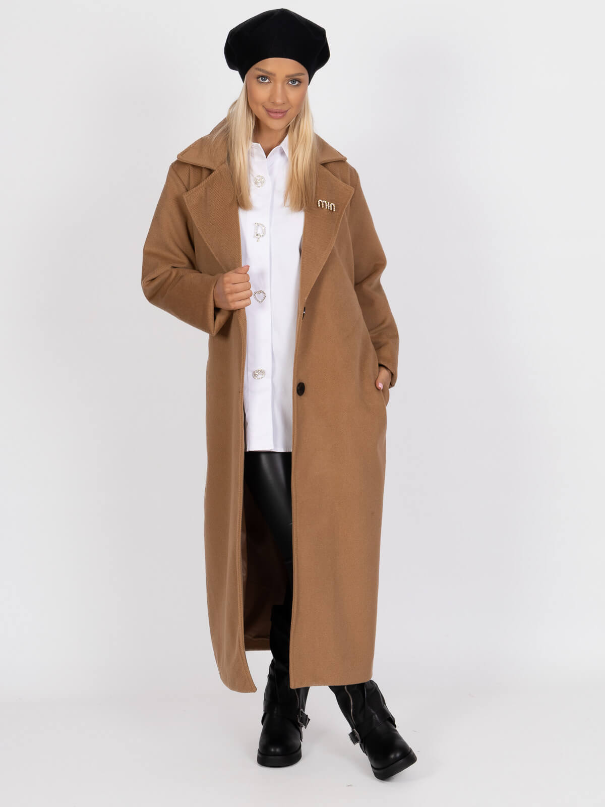Długi płaszcz damski z paskiem zapinany na guzik flauszowy Camel - J252213 (8).jpg