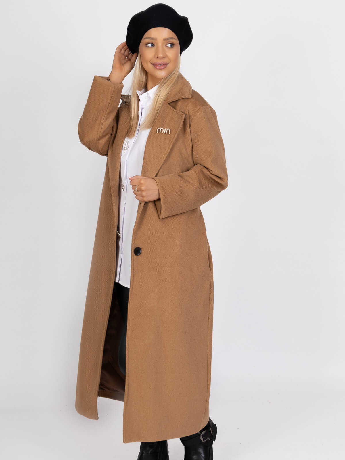 Długi płaszcz damski z paskiem zapinany na guzik flauszowy Camel - J252213 (15).jpg