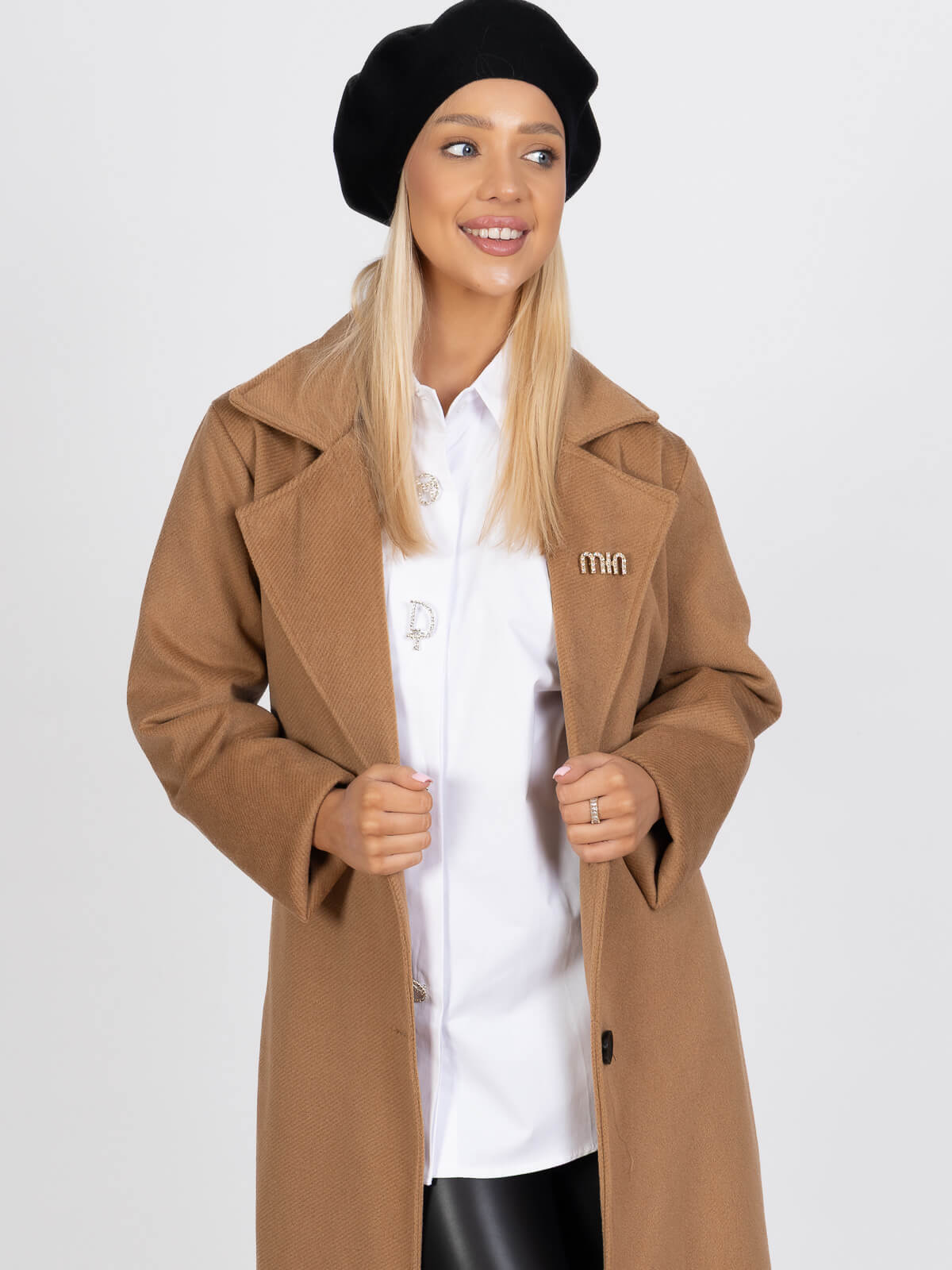Długi płaszcz damski z paskiem zapinany na guzik flauszowy Camel - J252213 (18).jpg