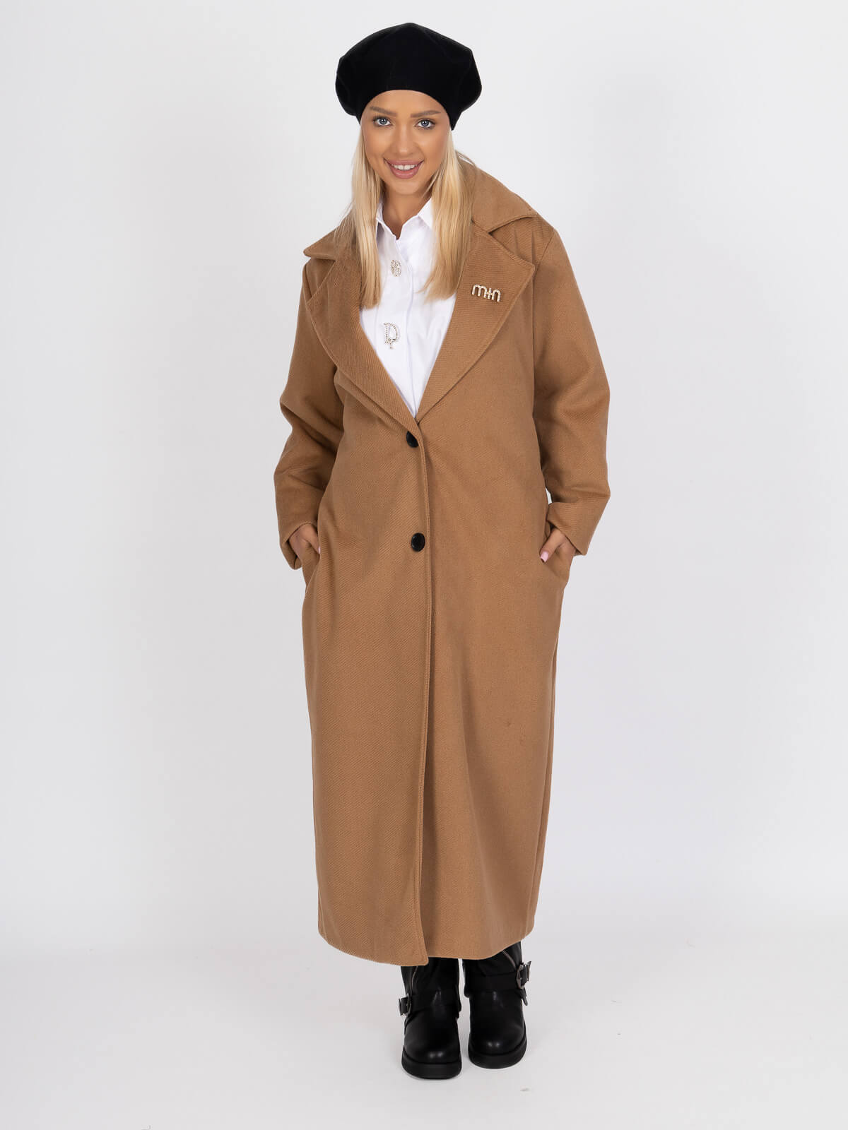 Długi płaszcz damski z paskiem zapinany na guzik flauszowy Camel - J252213 (19).jpg