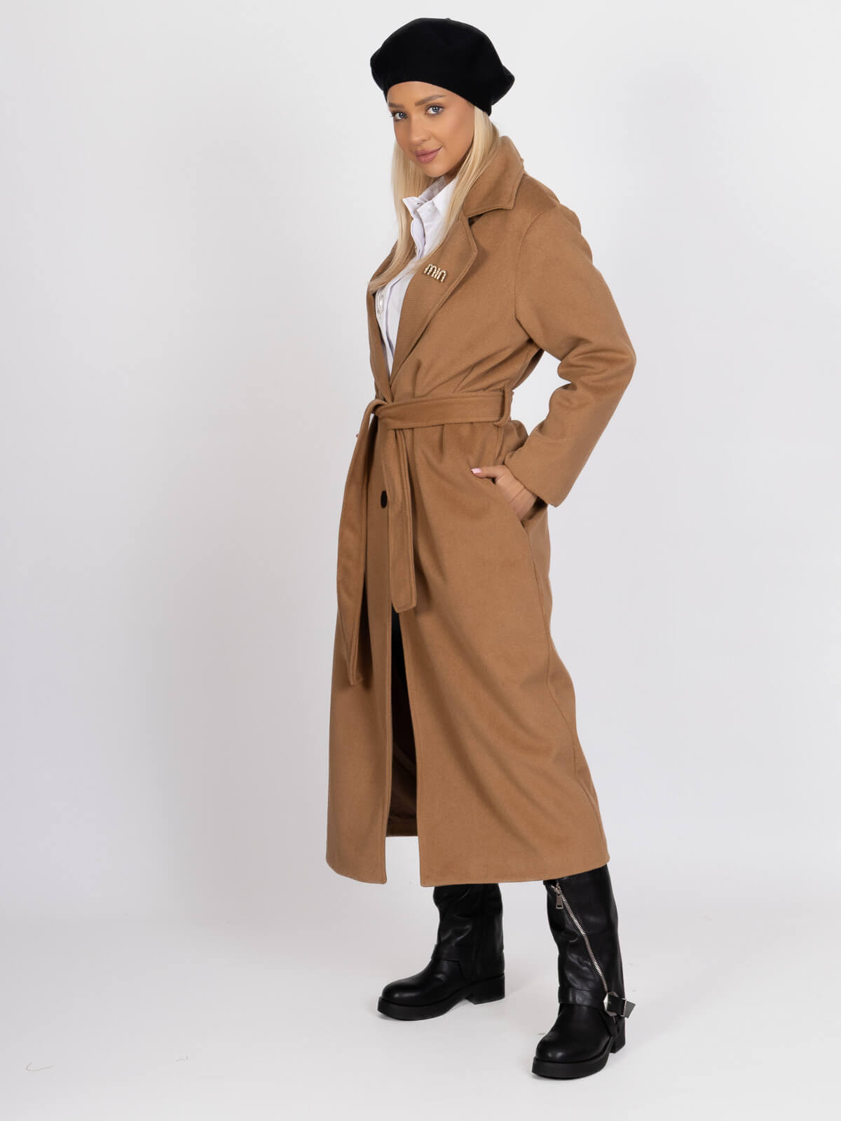 Długi płaszcz damski z paskiem zapinany na guzik flauszowy Camel - J252213 (25).jpg