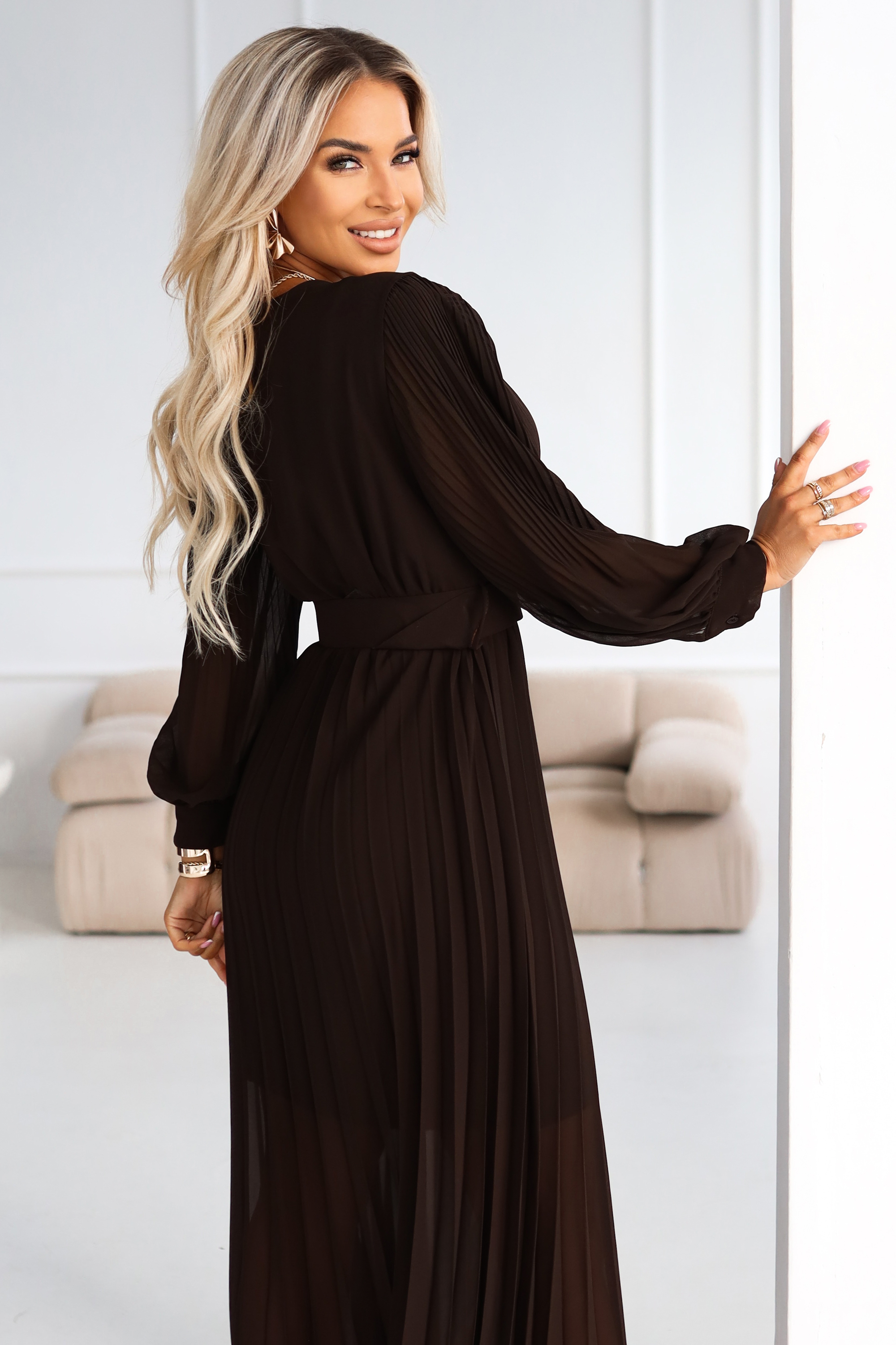 68012414-11 KLARA plisowana elegancka sukienka midi z paskiem i dekoltem - czekoladowa-4