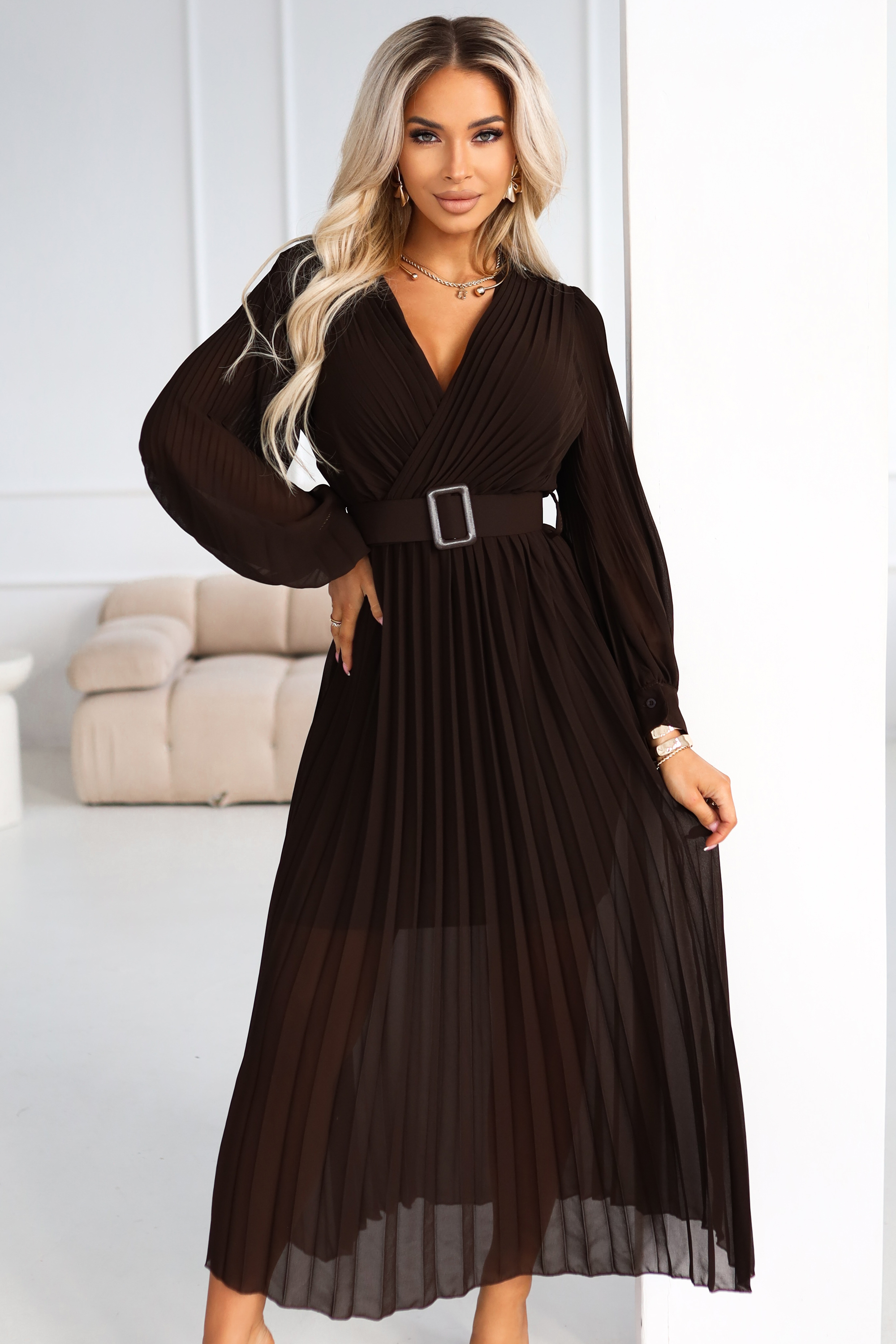 68012414-11 KLARA plisowana elegancka sukienka midi z paskiem i dekoltem - czekoladowa-5