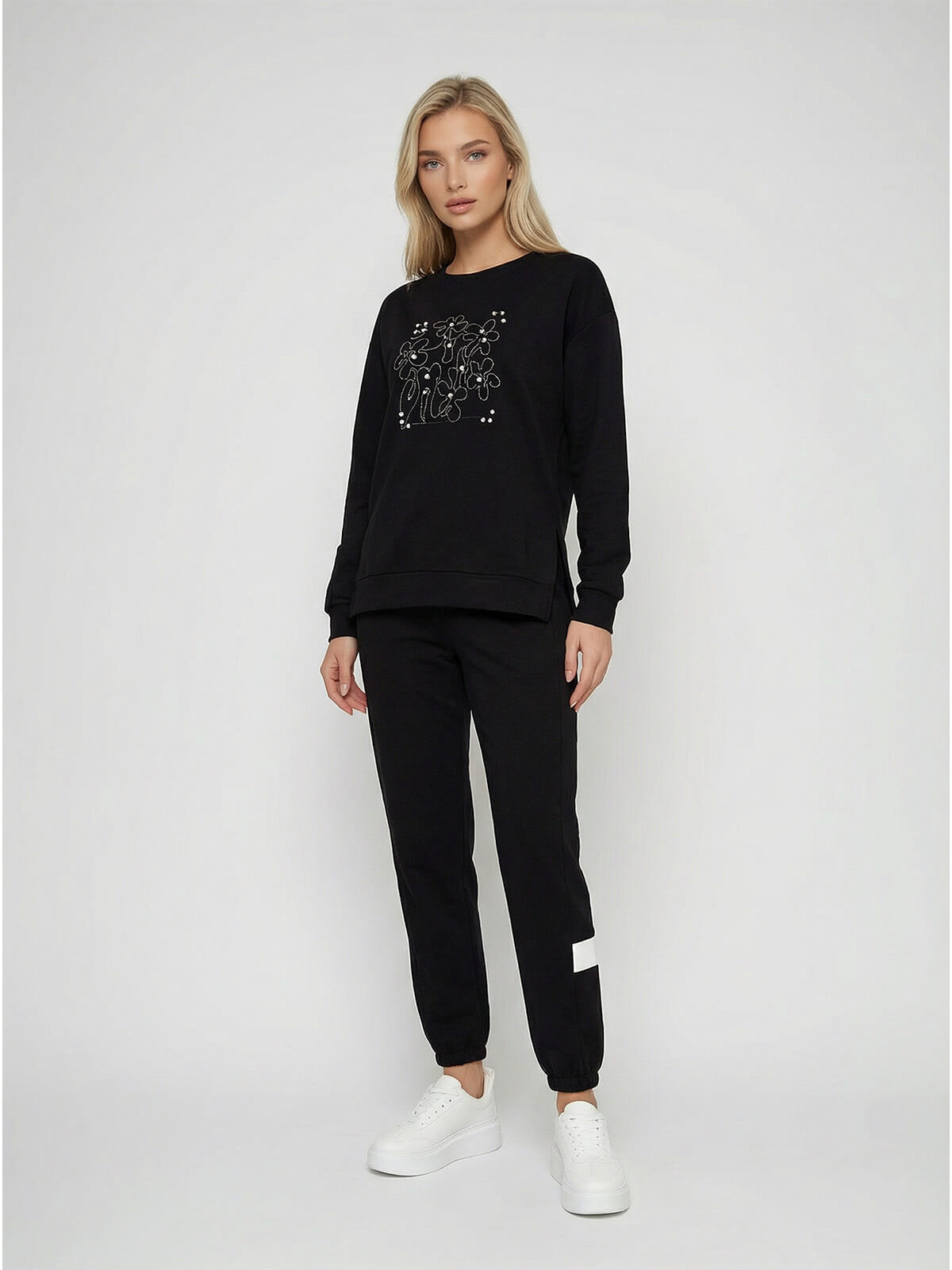 Bluza Megi z haftem i dżetami rękaw 34 Czarna - J252478 (3).jpg