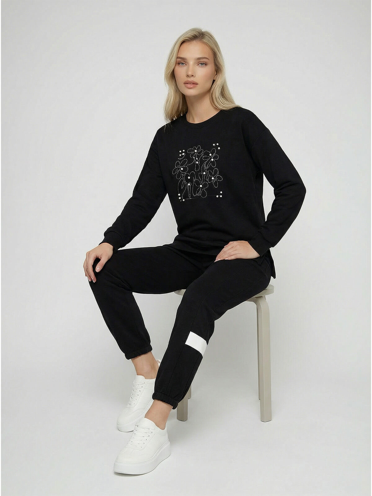 Bluza Megi z haftem i dżetami rękaw 34 Czarna - J252478 (4).jpg