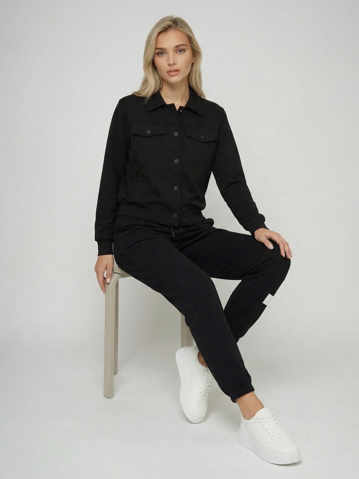 Rozpinana bluza damska Megi z kołnierzykiem Czarna - W260102 (5).jpg