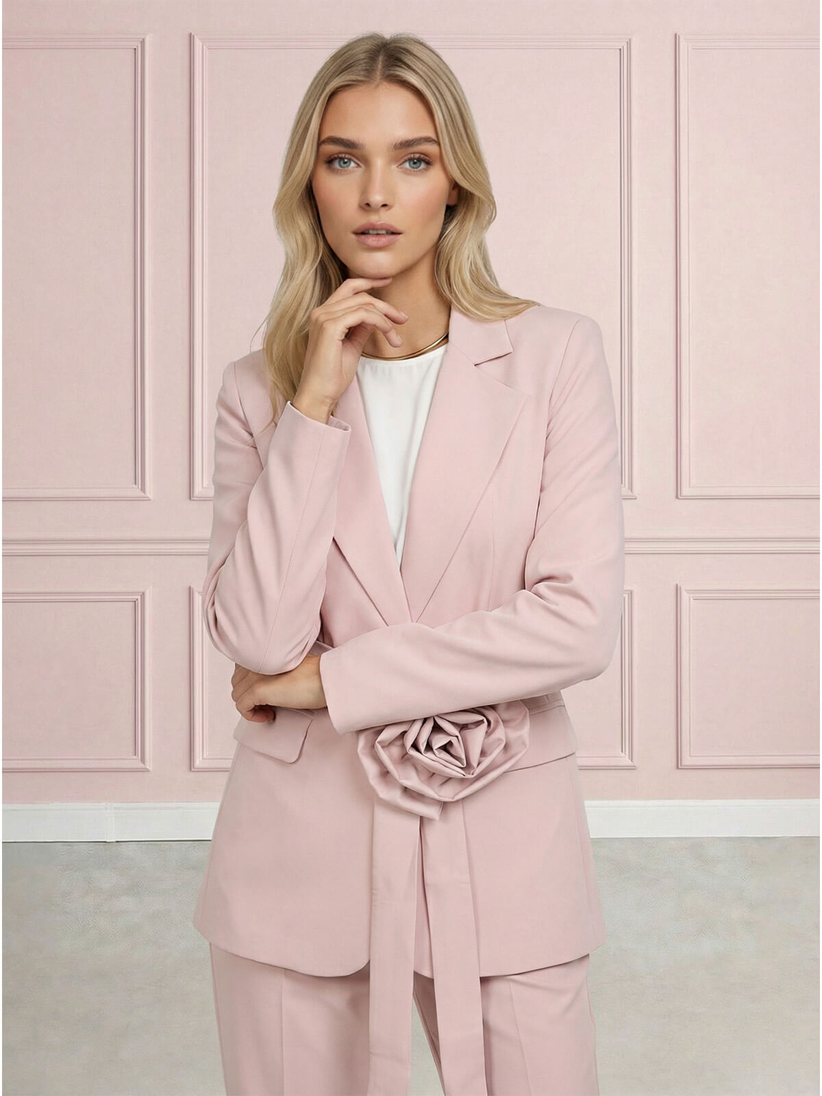 Elegancka marynarka damska BB z paskiem i ozdobną różą Pudrowy Róż - W260426 (4).jpg