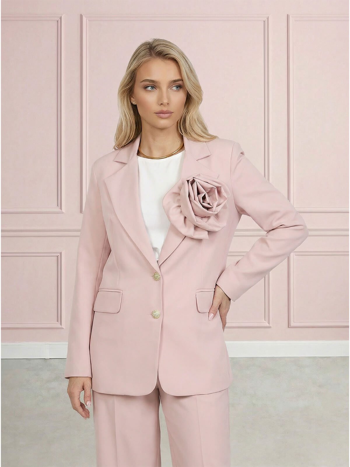 Elegancka marynarka damska BB z paskiem i ozdobną różą Pudrowy Róż - W260426 (5).jpg