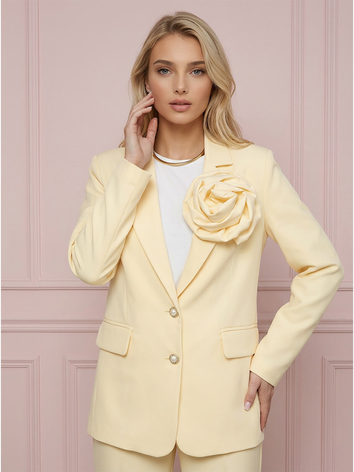 Elegancka marynarka damska BB z paskiem i ozdobną różą Żółty - W260426 (4).jpg