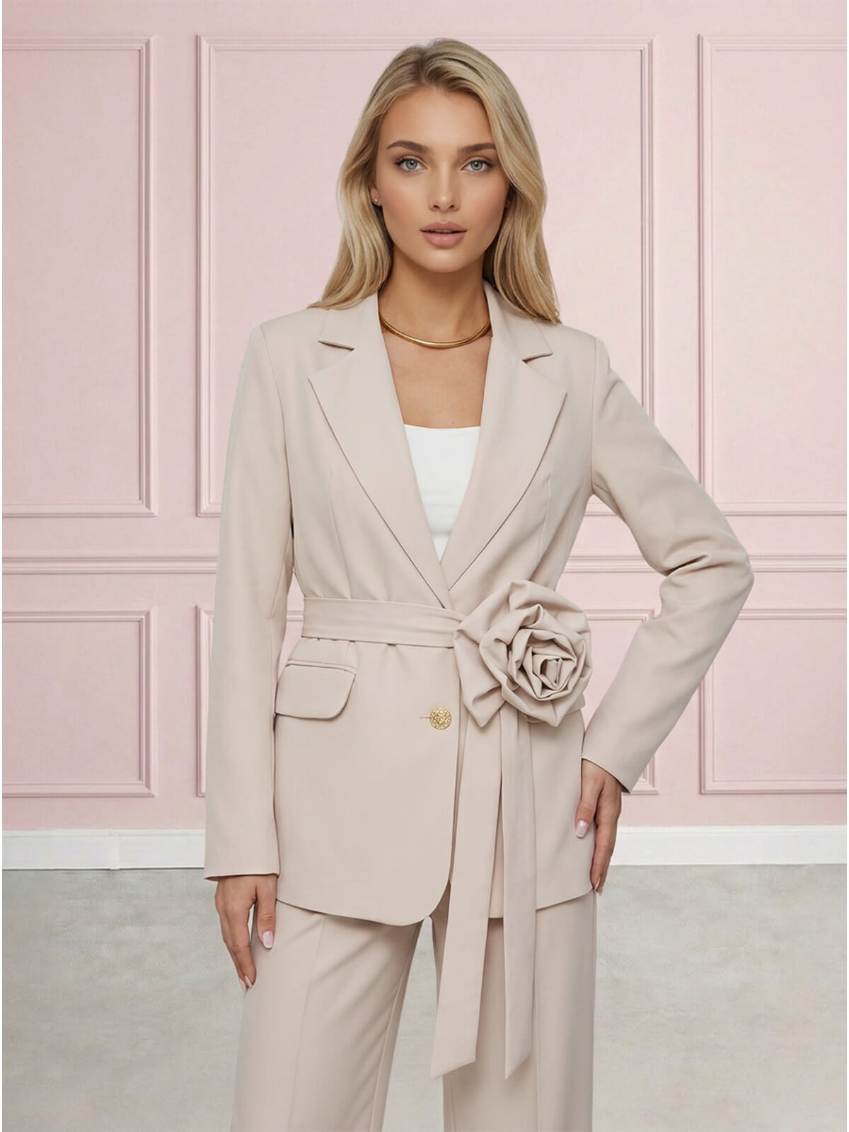 Elegancka marynarka damska BB z paskiem i ozdobną różą Beżowa - W260426 (3).jpg