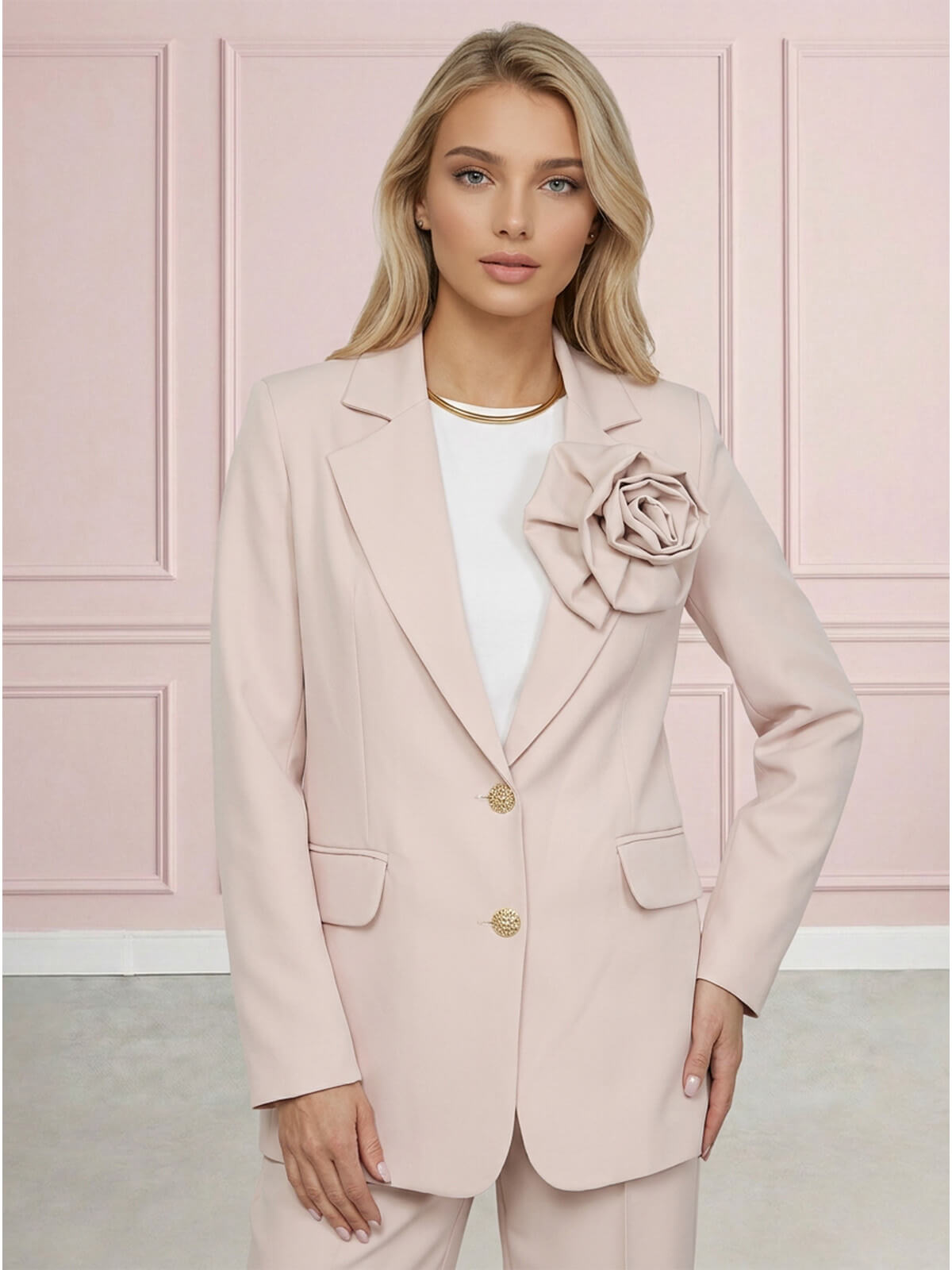 Elegancka marynarka damska BB z paskiem i ozdobną różą Beżowa - W260426 (4).jpg