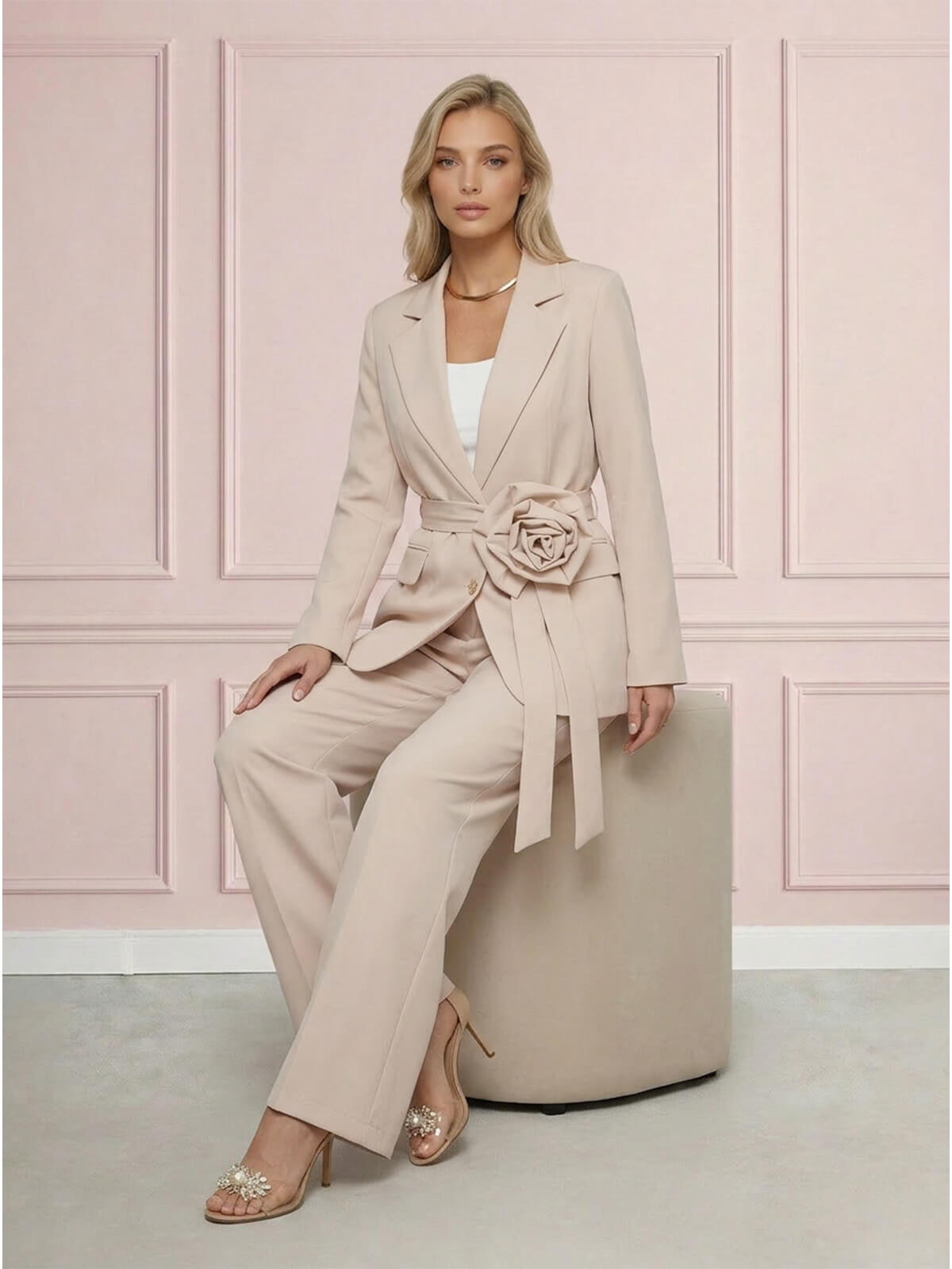 Elegancka marynarka damska BB z paskiem i ozdobną różą Beżowa - W260426 (5).jpg