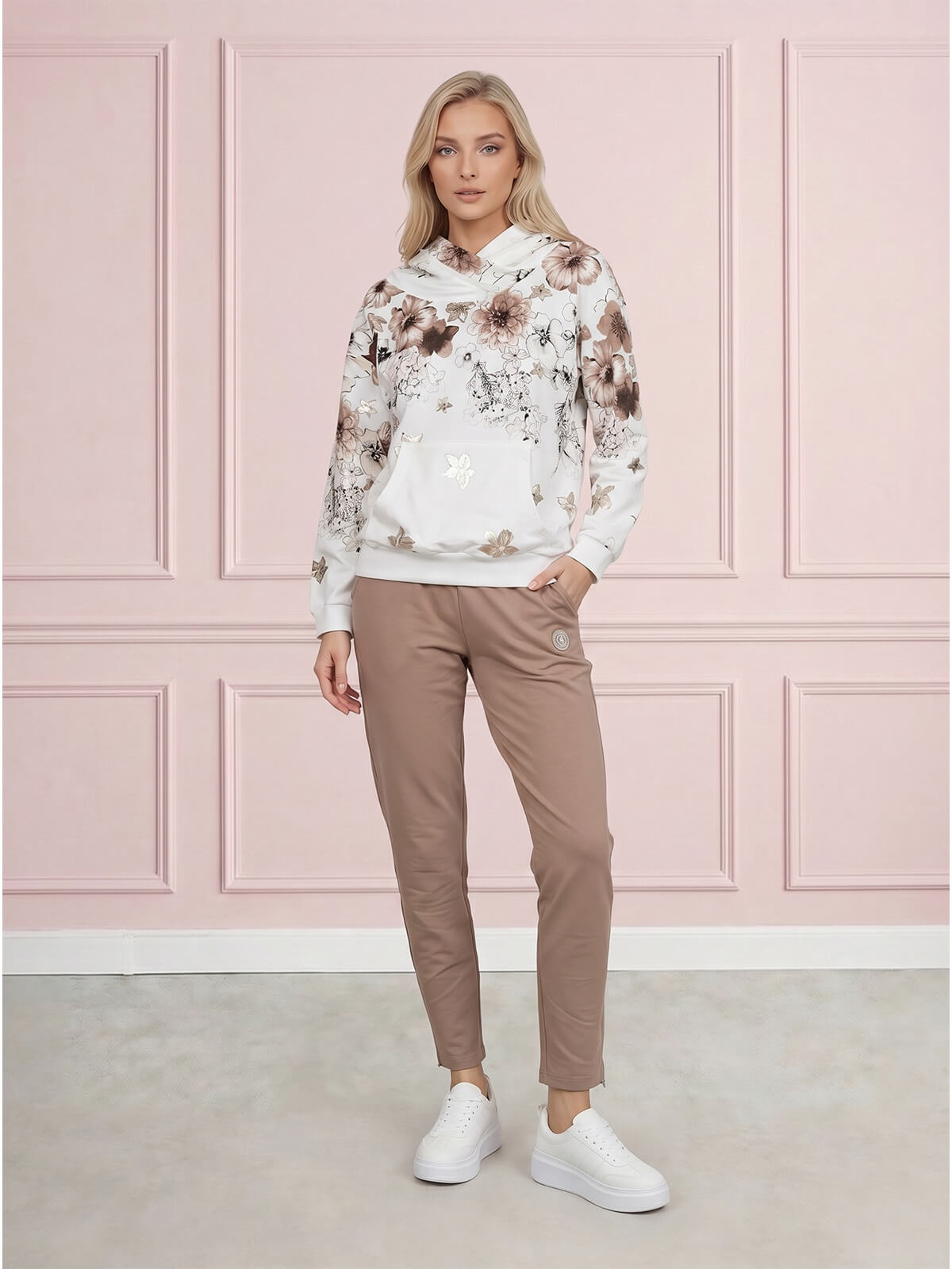 Bluza damska Megi z kapturem ŚmietankowaBrązowa w kwiaty - J260028 (1).jpg