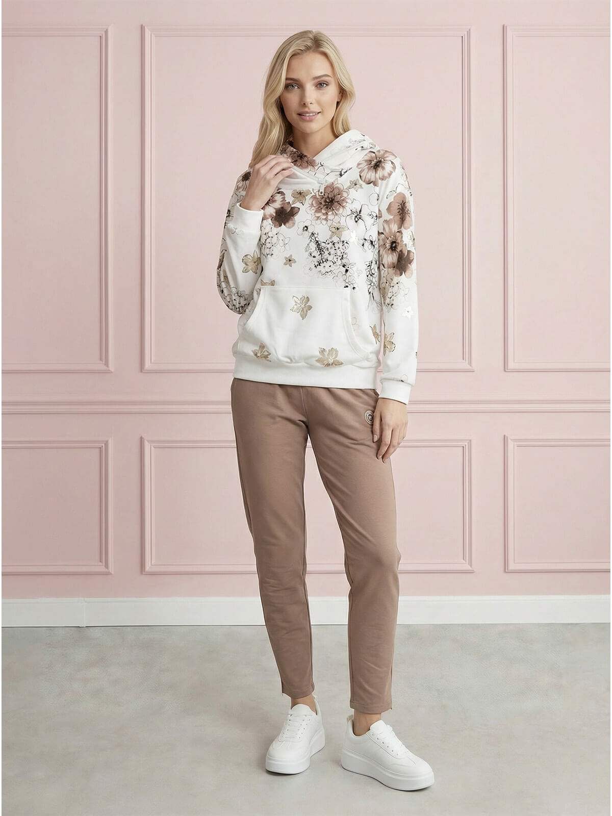 Bluza damska Megi z kapturem ŚmietankowaBrązowa w kwiaty - J260028 (2).jpg