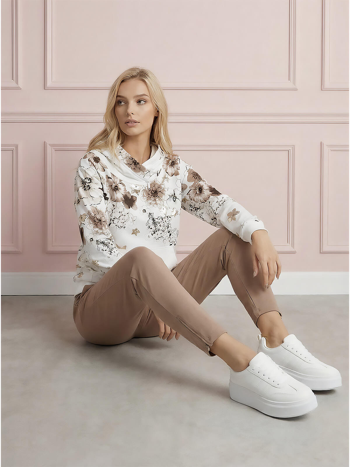 Bluza damska Megi z kapturem ŚmietankowaBrązowa w kwiaty - J260028 (3).jpg