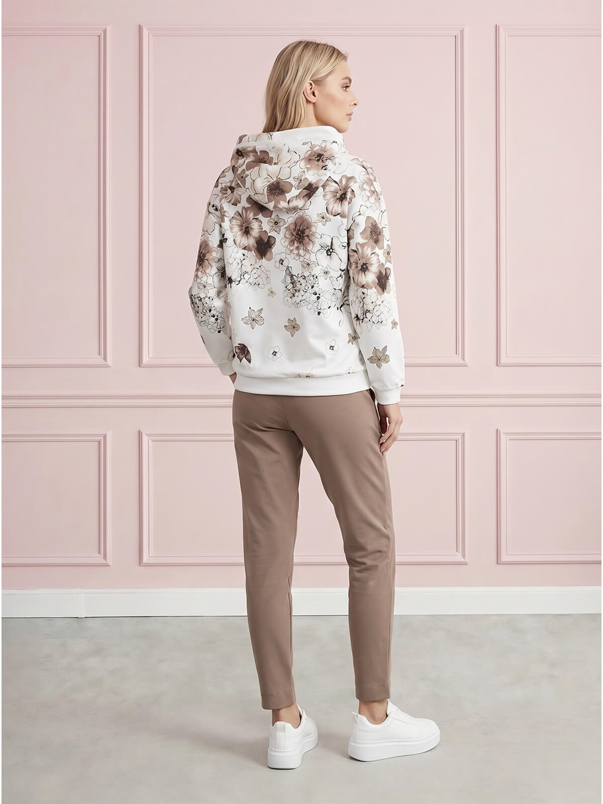 Bluza damska Megi z kapturem ŚmietankowaBrązowa w kwiaty - J260028 (5).jpg