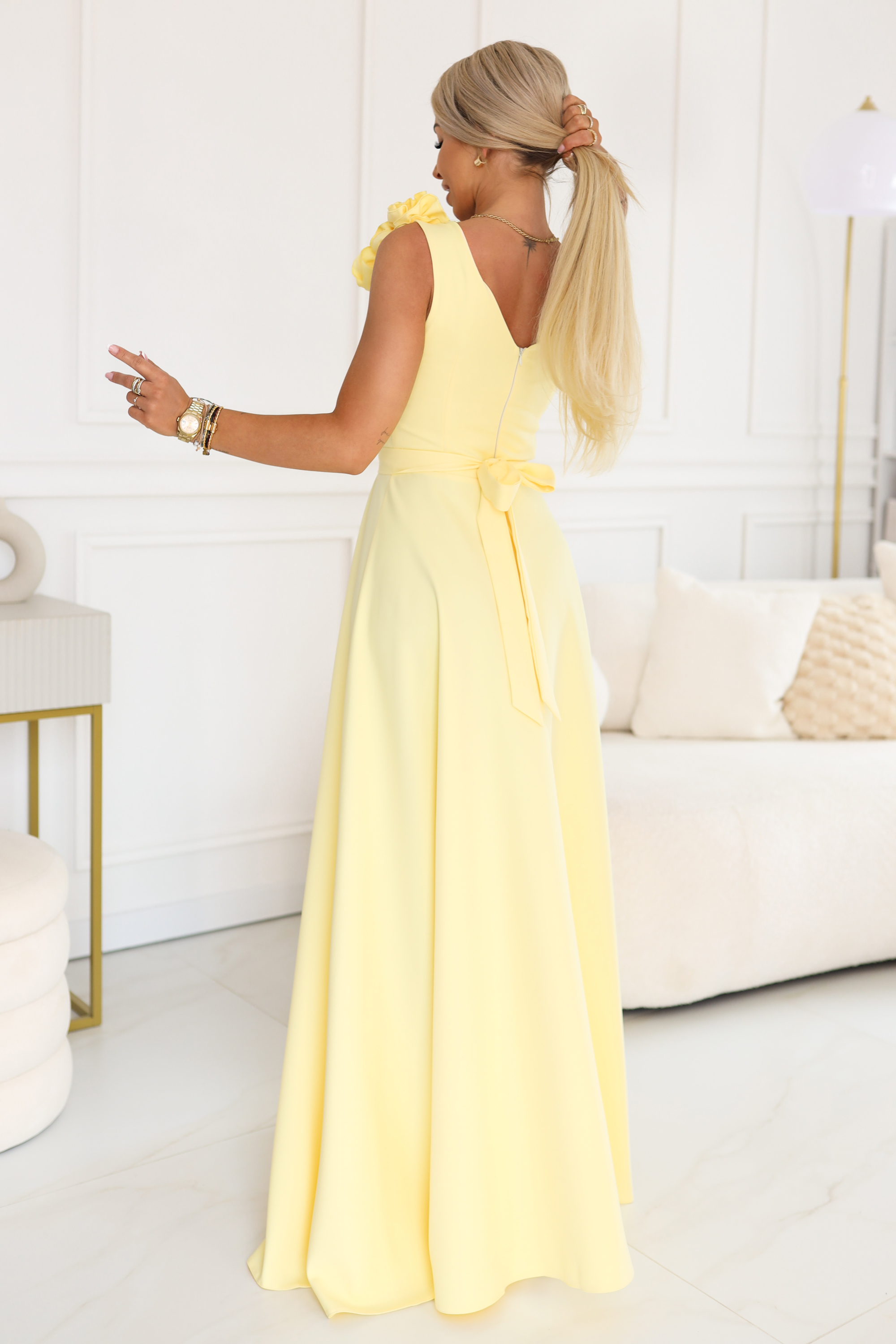 68350643-5 Elegancka wieczorowa suknia maxi z rozcięciem i różami - masełkowy żółty-3