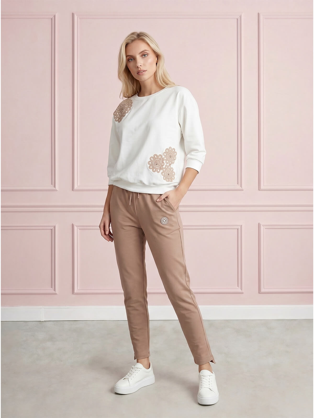 Bluza dresowa damska gipiurowymi kwiatami dżetami, rękaw 34 Śmietankowa - W260691 (1).jpg