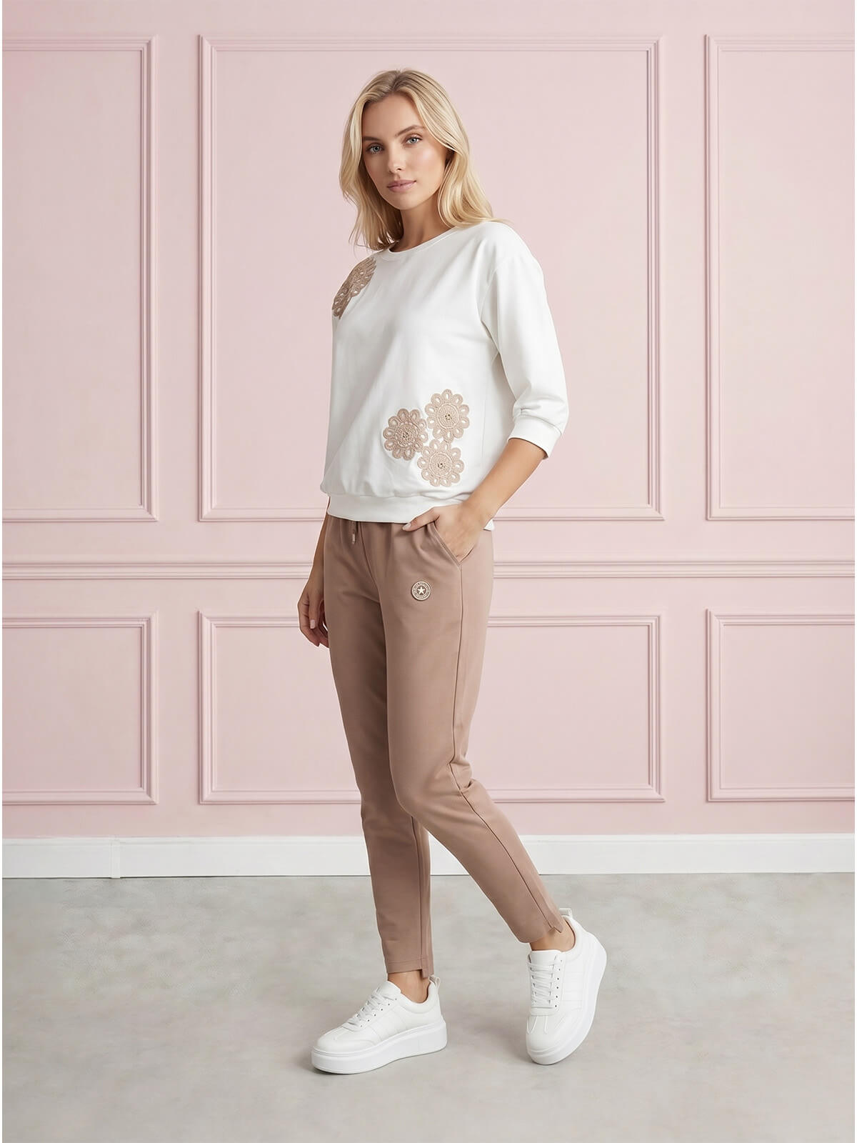Bluza dresowa damska gipiurowymi kwiatami dżetami, rękaw 34 Śmietankowa - W260691 (2).jpg