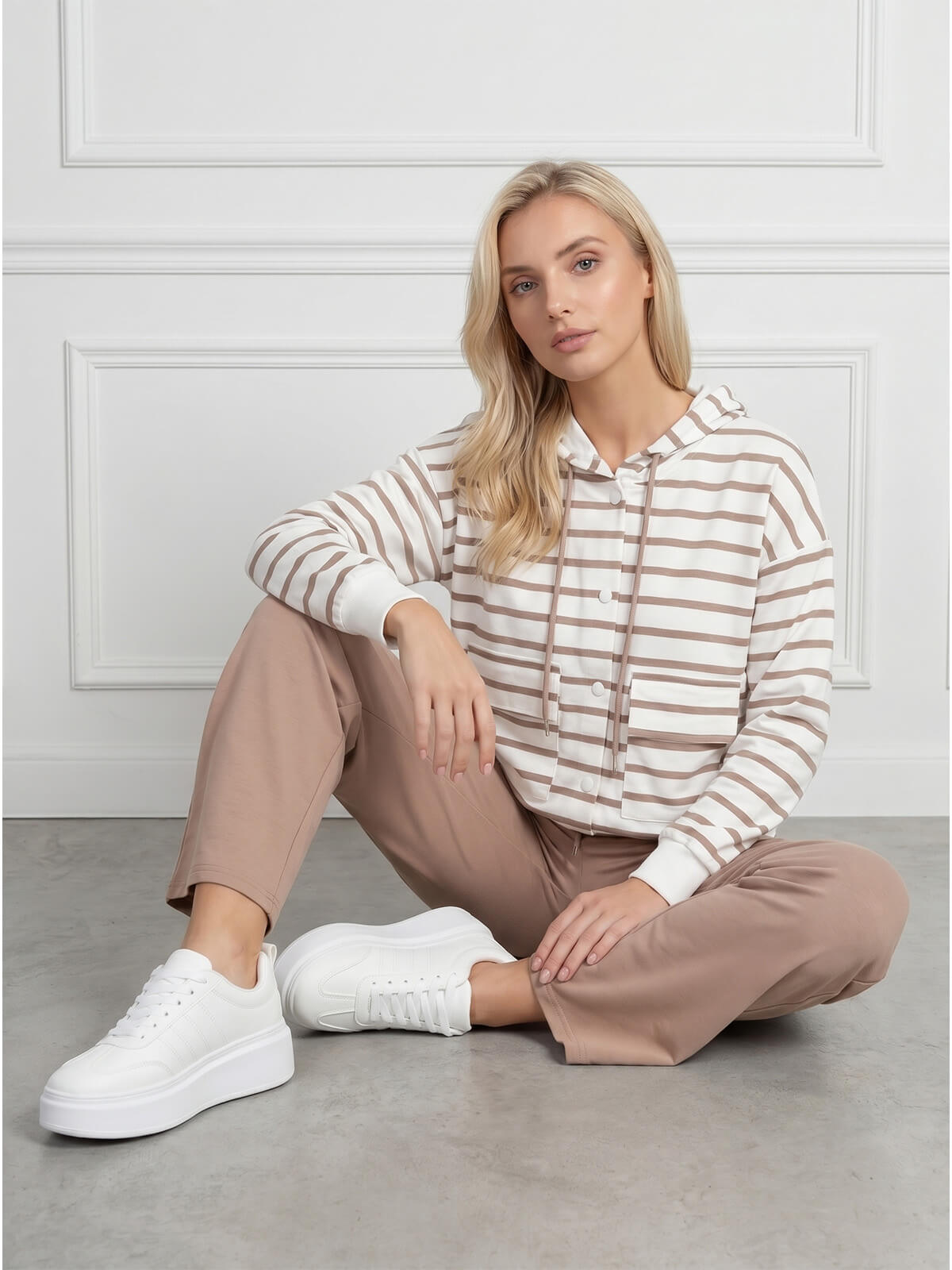 Bluza dresowa damska Megi rozpinana z kapturem w paski ŚmetankowaBeżowa - W260945 (5).jpg