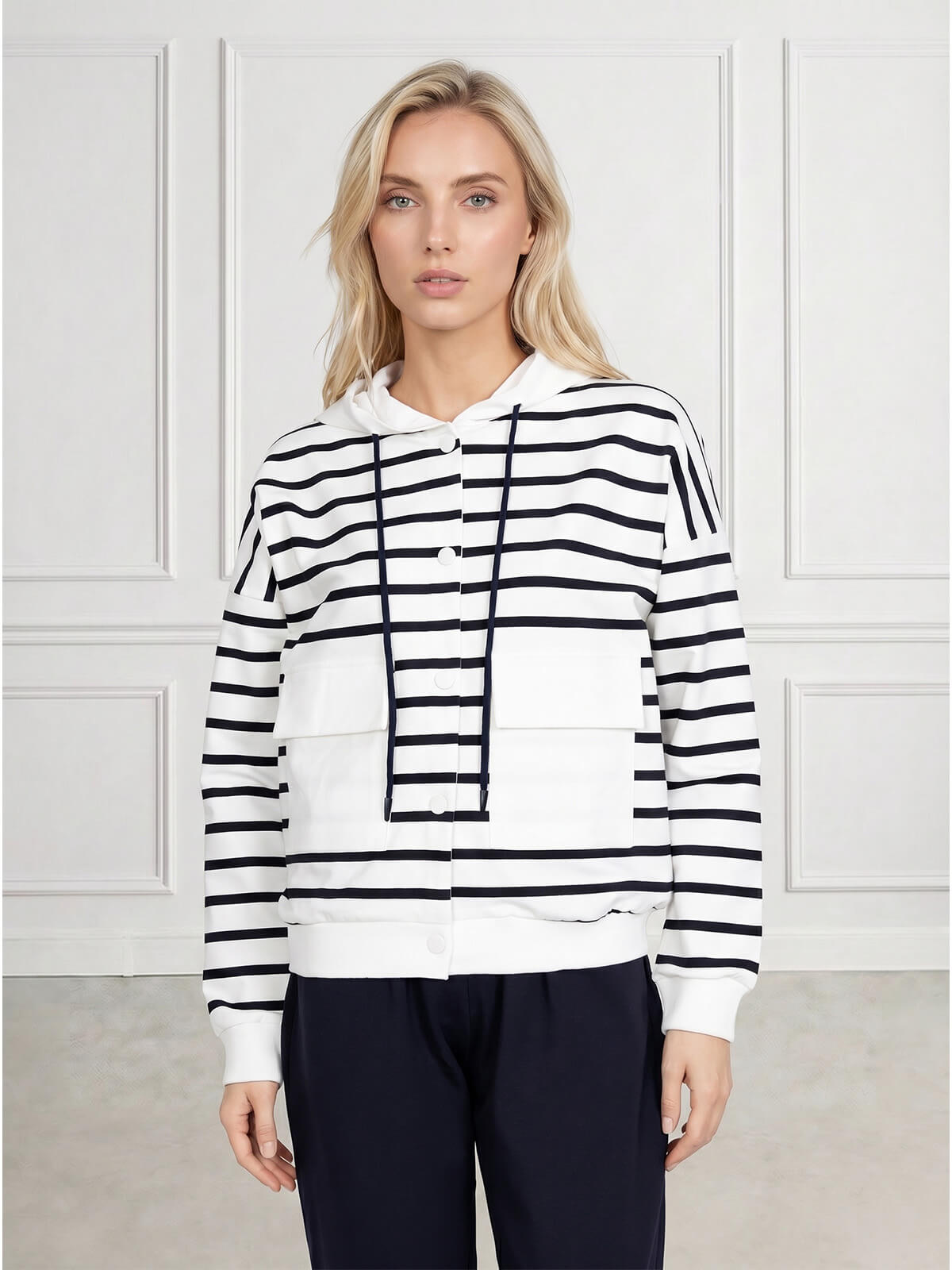Bluza dresowa damska Megi rozpinana z kapturem w paski ŚmetankowaGranatowa - W260945 (2).jpg