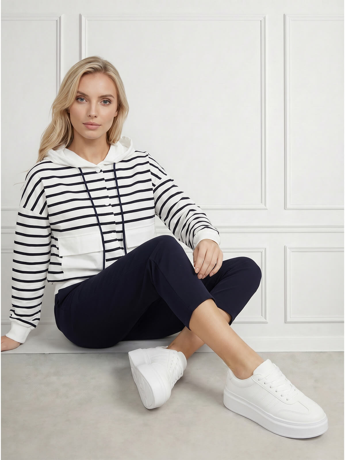 Bluza dresowa damska Megi rozpinana z kapturem w paski ŚmetankowaGranatowa - W260945 (4).jpg