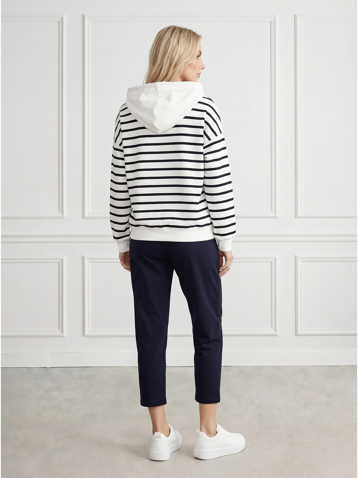 Bluza dresowa damska Megi rozpinana z kapturem w paski ŚmetankowaGranatowa - W260945 (7).jpg
