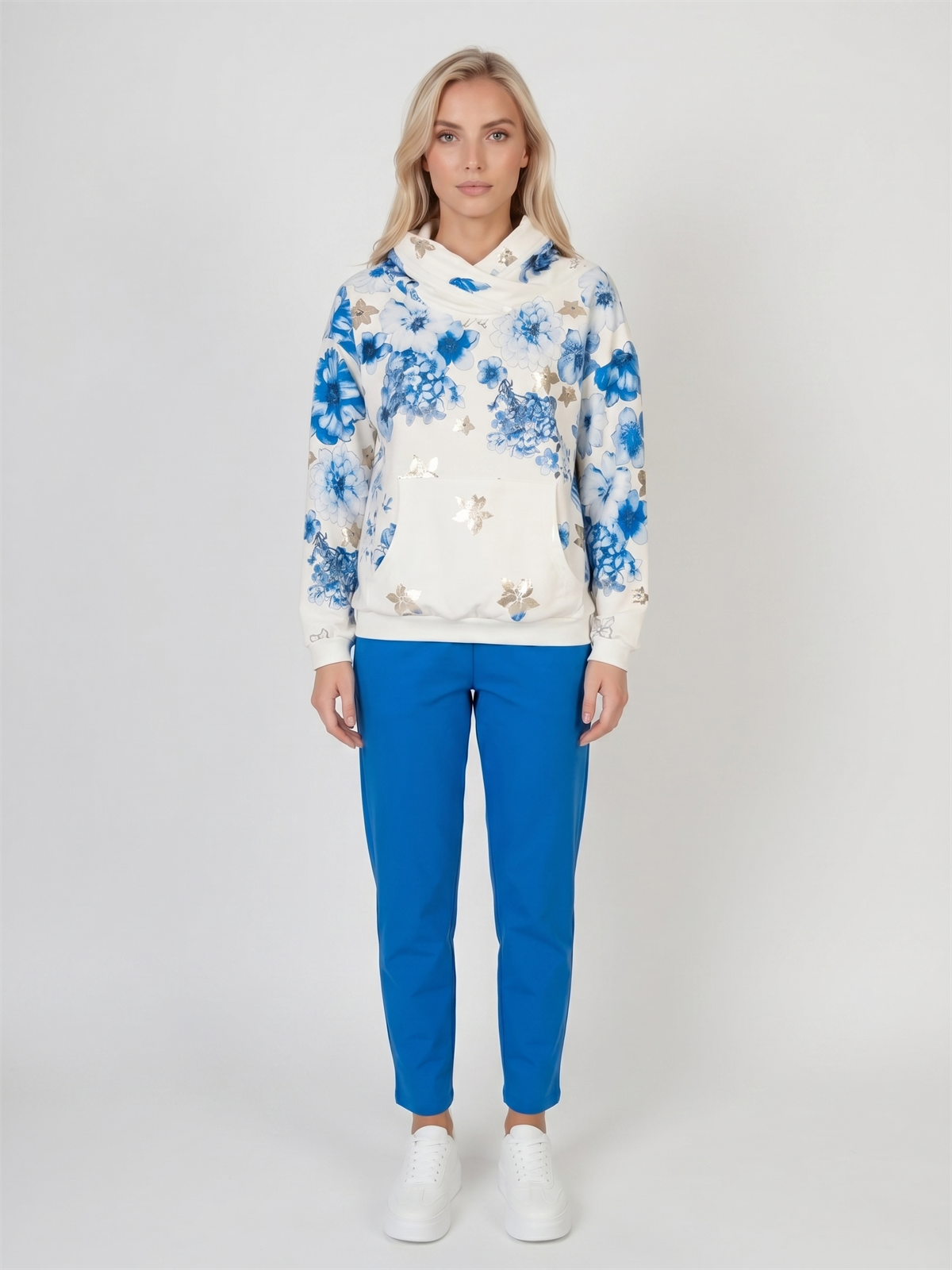 Bluza damska Megi z kapturem Śmietankowa/Kobaltowa w kwiaty - J260028