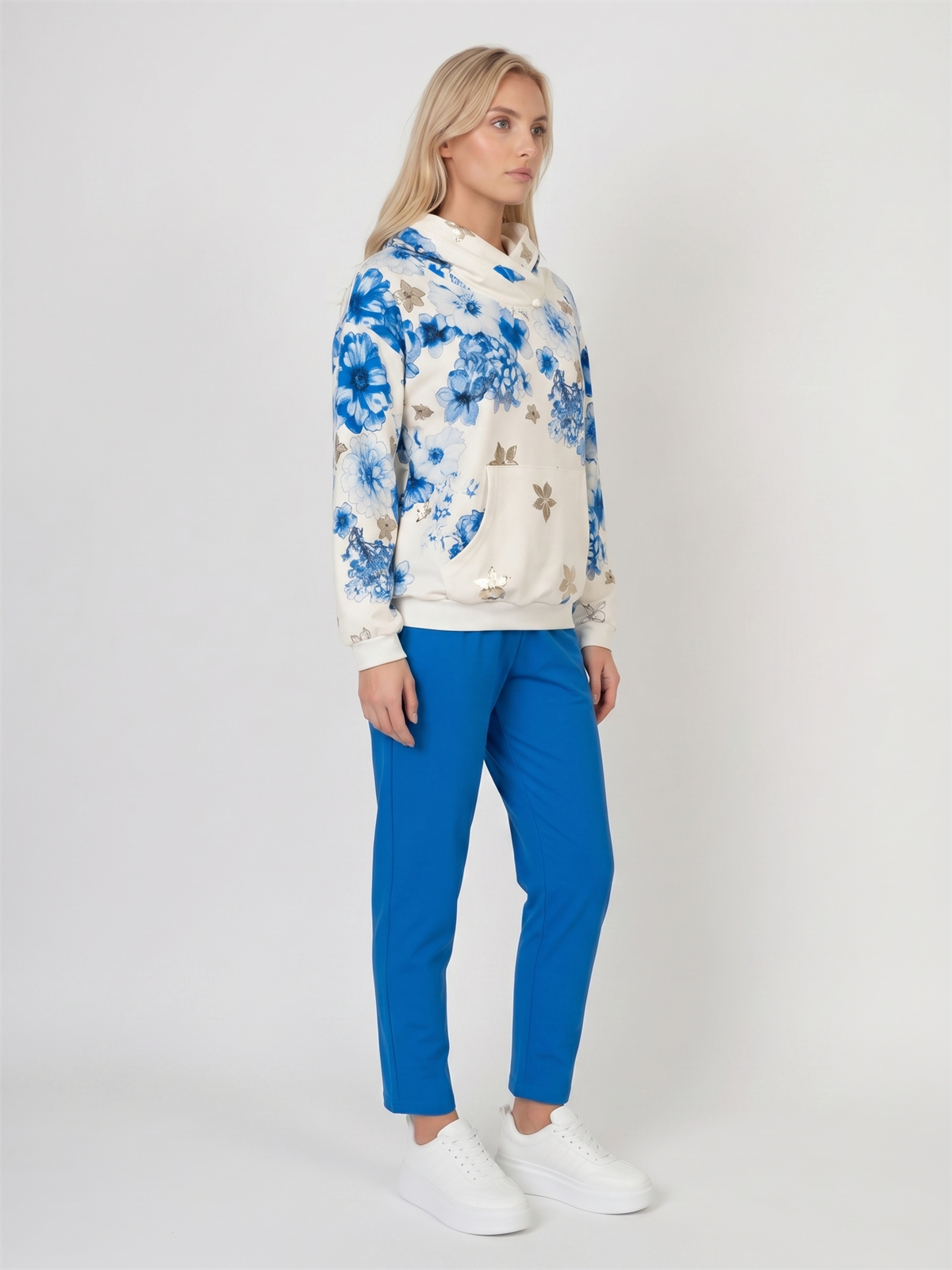 Bluza damska Megi z kapturem Śmietankowa/Kobaltowa w kwiaty - J260028