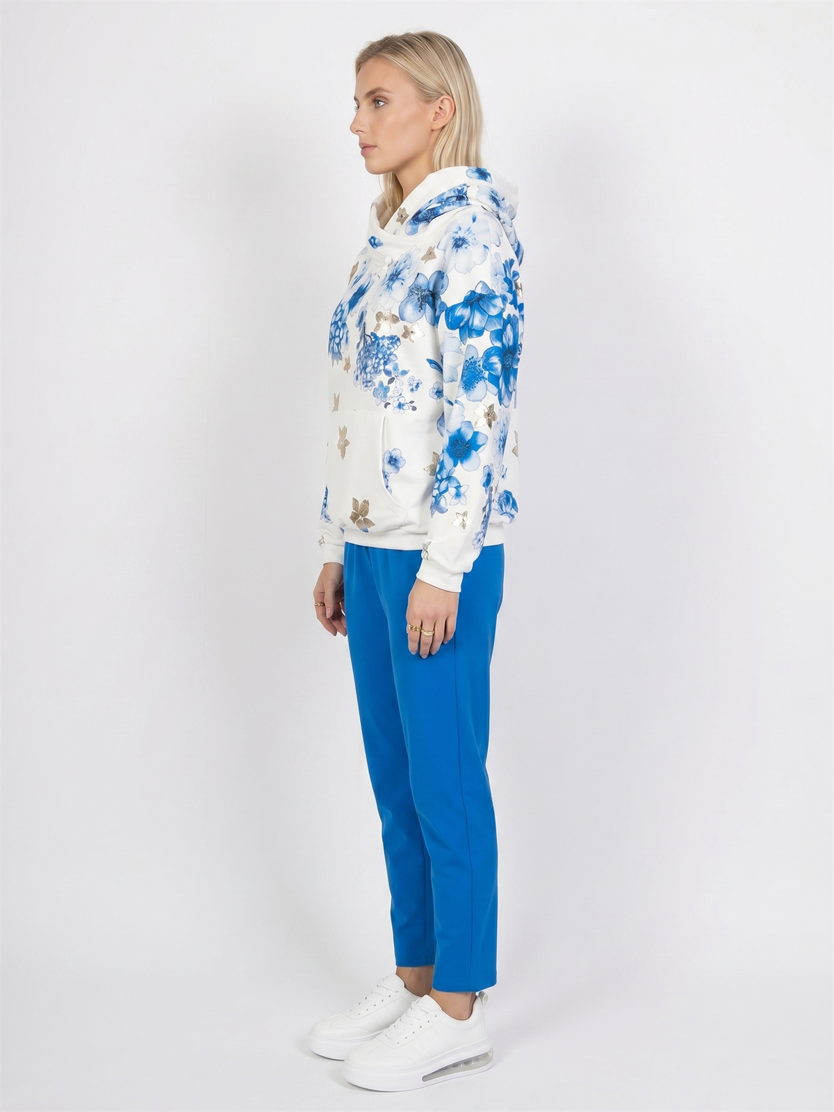 Bluza damska Megi z kapturem Śmietankowa/Kobaltowa w kwiaty - J260028