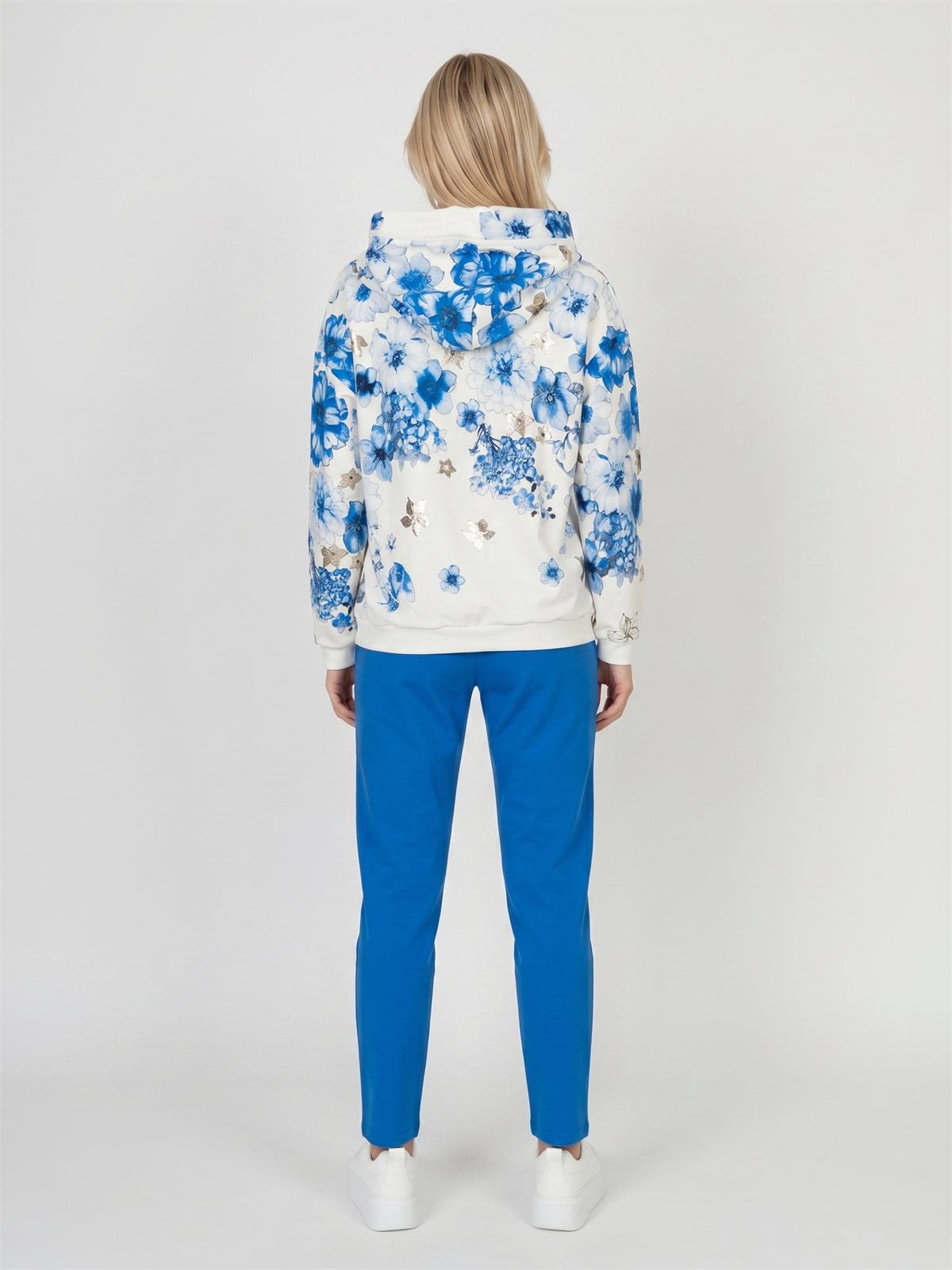 Bluza damska Megi z kapturem Śmietankowa/Kobaltowa w kwiaty - J260028
