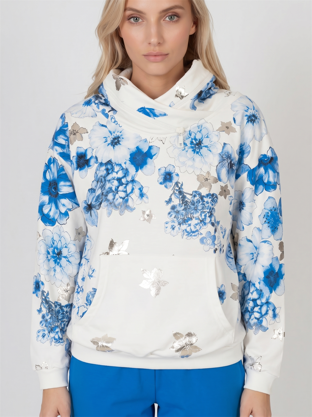 Bluza damska Megi z kapturem Śmietankowa/Kobaltowa w kwiaty - J260028