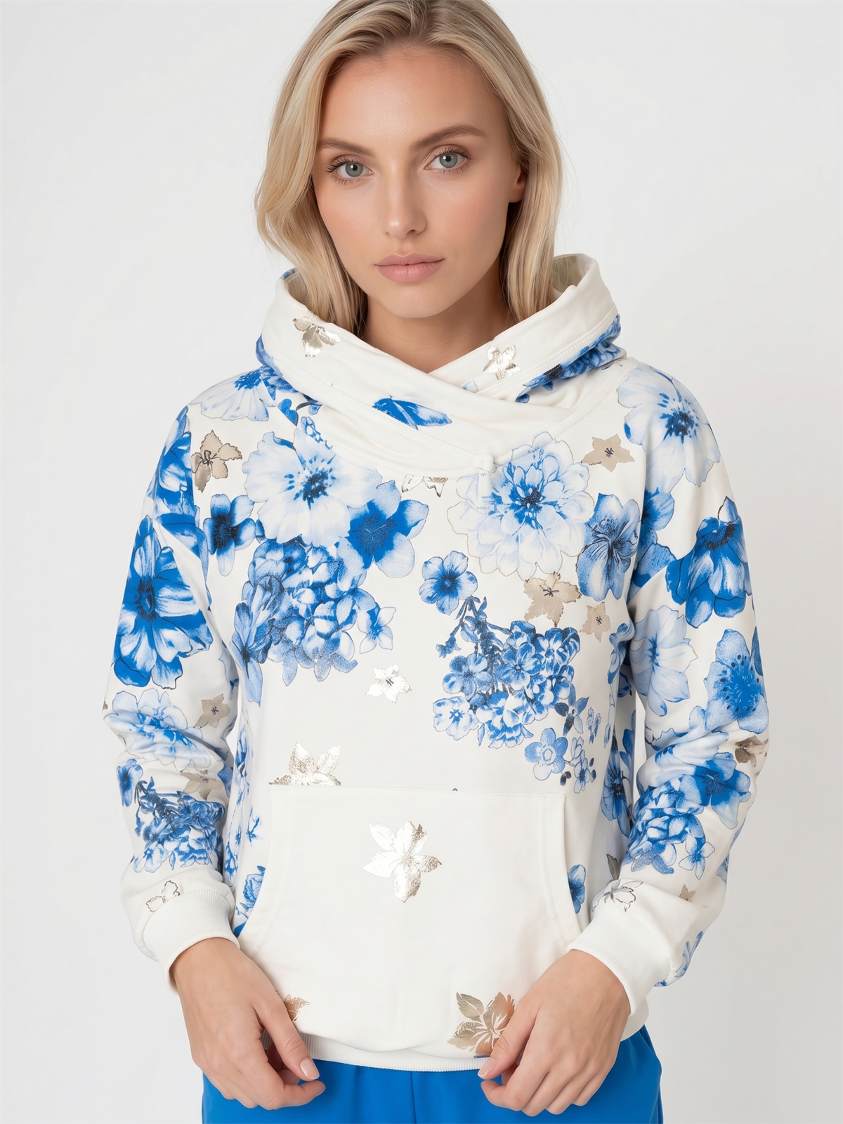 Bluza damska Megi z kapturem Śmietankowa/Kobaltowa w kwiaty - J260028