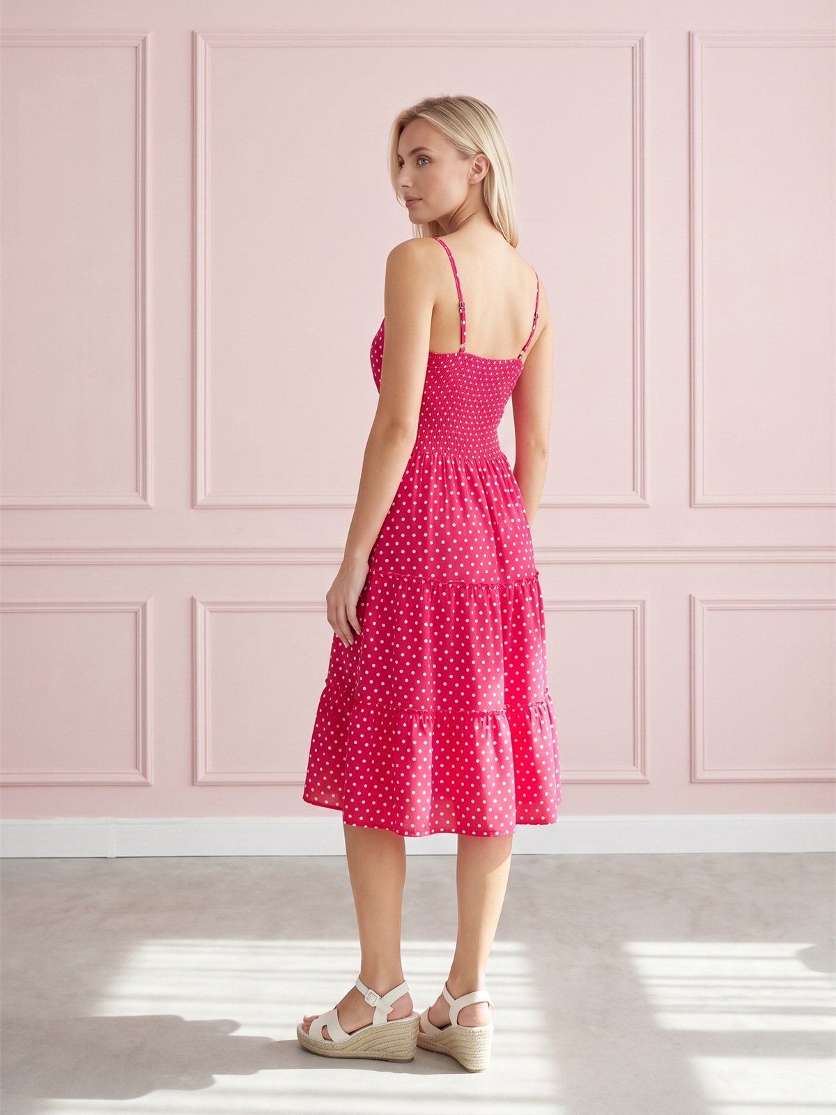 Letnia sukienka midi na ramiączka w groszki Pink Fashion Różowa - W261351
