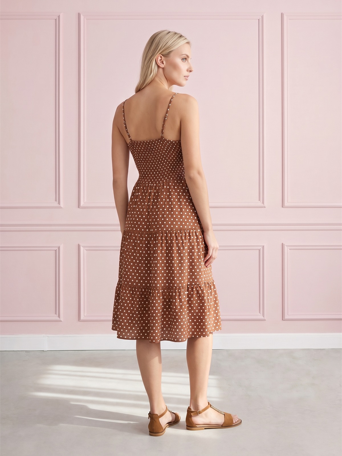 Letnia sukienka midi na ramiączka w groszki Pink Fashion Brązowy - W261351
