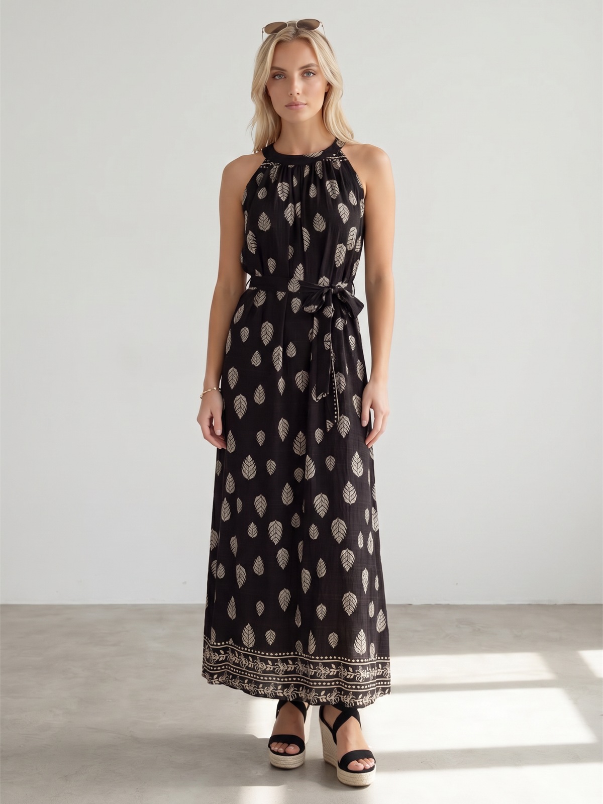 Letnia sukienka maxi wiązana na szyi Pink Fashion - Czarna/Beżowa W261331