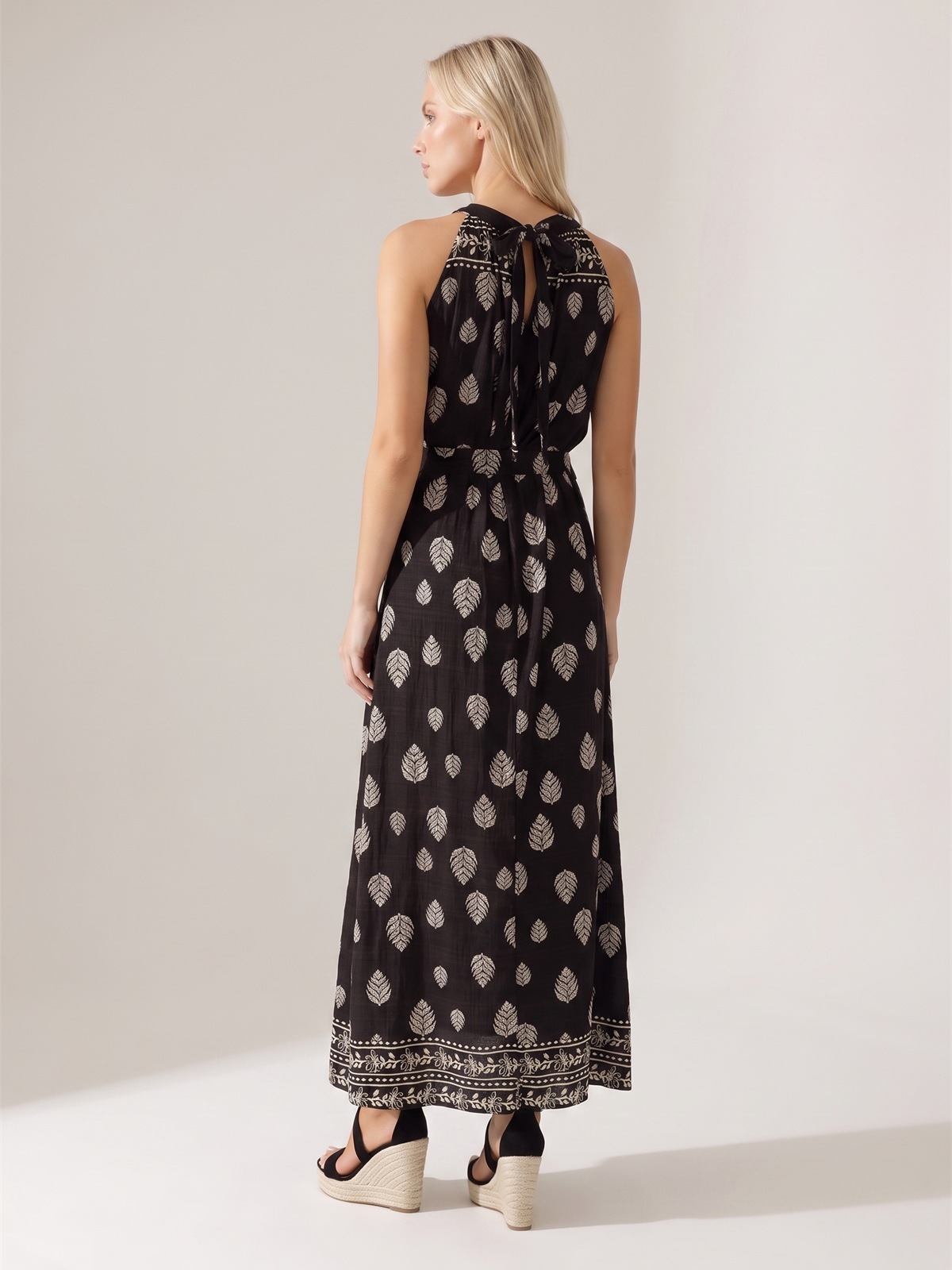 Letnia sukienka maxi wiązana na szyi Pink Fashion - Czarna/Beżowa W261331